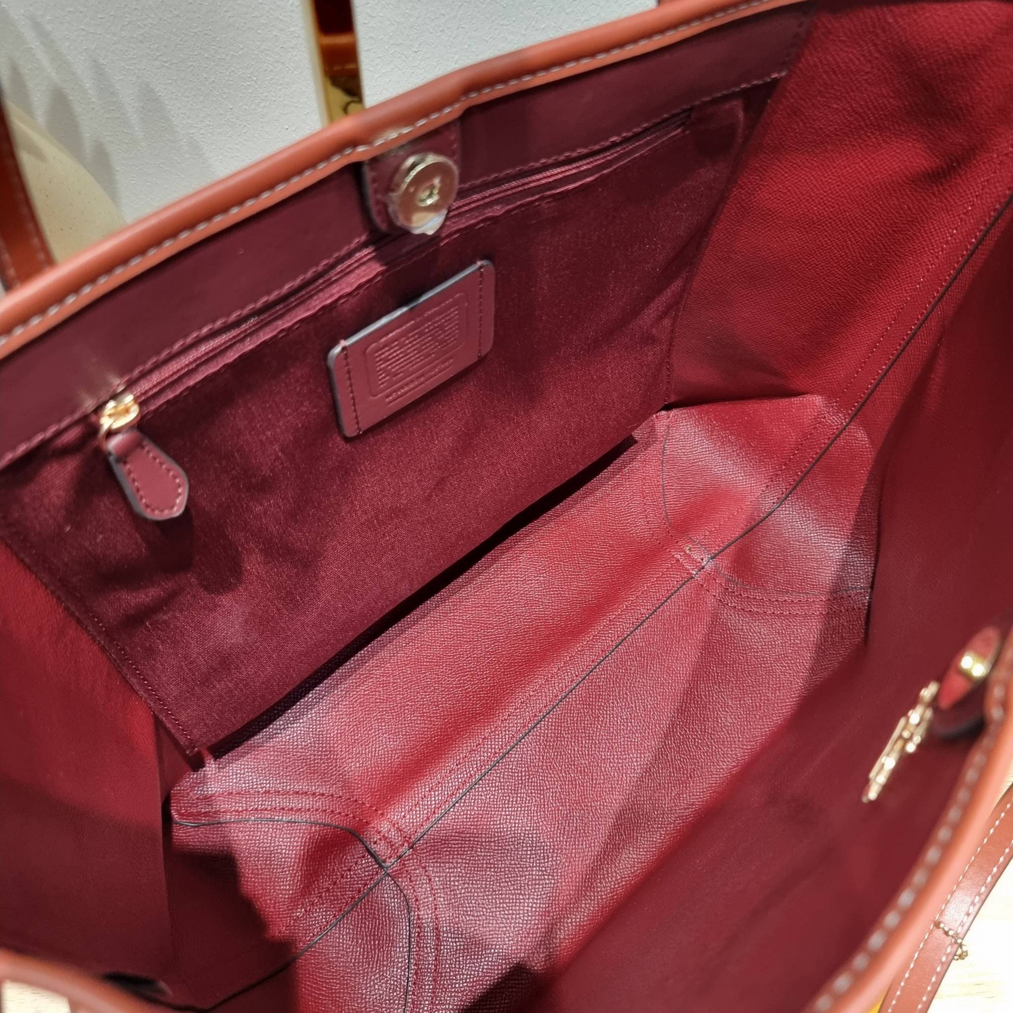 Coach X Peanuts City Tote In Signature Canvas With Snoopy Woodstock Print CF166 คอลเลคชั่นใหม่ น่ารักเกินต้าน กับกระเป๋าทรงโท้ทไซส์ใหญ่ ดีไซน์ลวดลายการ์ตูนยอดฮิต ที่ใครๆก็ต้องรู้จัก พิมพ์คมชัดลงบนหนังแคนวาส รูปทรงสวย ปากกระเป๋ามีกระดุมแม่เหล็กปิดกันของหล่