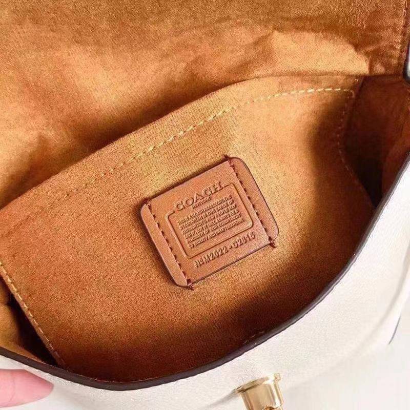 คอลเลคชั่นใหม่ ทั้งสวยทั้งคุณภาพค่ะ😘 COACH KARLEE CROSSBODY BAG 💐พร้อมส่ง ได้ไปไม่ผิดหวังแน่นอนค่ะ! สวยๆแบบคนดังระดับโลกกันค่าา กระเป๋าสะพายแบบครอสบอดี้ร์ หนังแท้นิ่มสวยงามมากๆค่ะ รูปทรงน่ารักกระทัดรัด เปิดปิดกระเป๋าแบบหมุนล็อค ภายในสามารถ