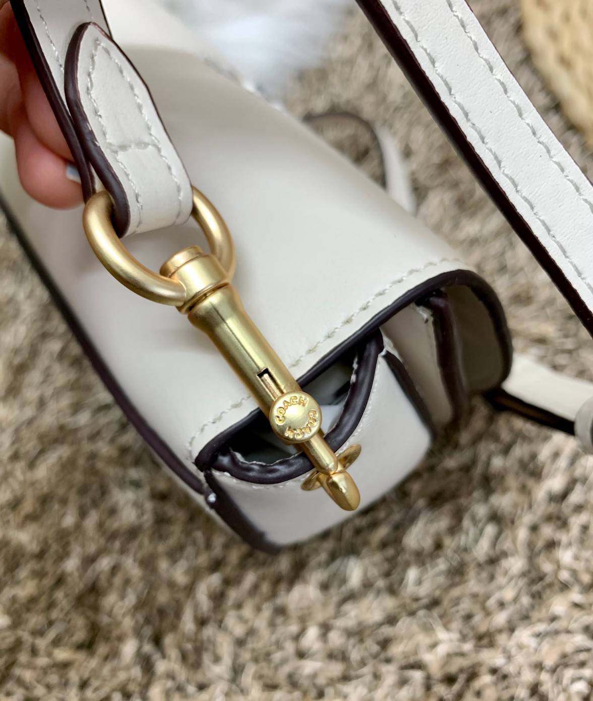 ใหม่ล่าสุด สวยก่อนใครแน่นอนค่า😘COACH ELLEN CROSSBODY WITH DAISY EMBROIDERY((C2863)) 💐พร้อมส่งจำนวนจำกัดค่ะ! กระเป๋าสะพายแบบครอสบอดี้ร์ หนังแท้นิ่มอย่างดีค่ะ 💐ด้านหน้าปักดอกซี่ความหมายดีๆ ละมุนสวยงามมากๆค่ะ เปิดปิดกระเป๋าแบบแม่เหล็ก