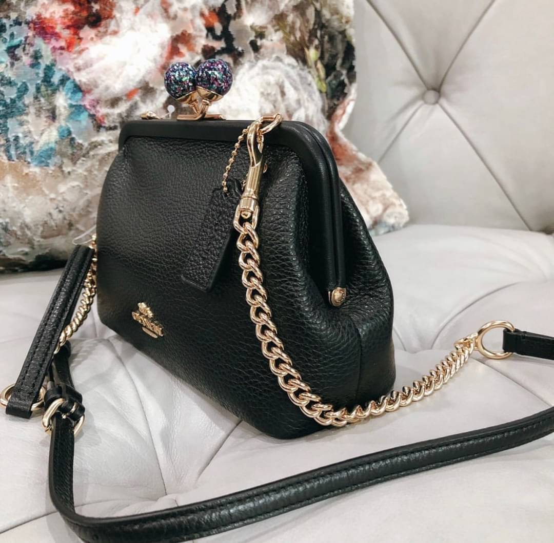 NORA KISSLOCK CROSSBODY (COACH C1451) ครอสบอดี้รุ่นนี้ น่ารักมากค่ะ ขนาดกำลังน่ารักเลยค่ะ ลูกคุณมากๆ ไม่เล็กและไม่ใหญ่มากเกินไป รุ่นนี้สามารถถอดสายสะพายได้ค่ะ ใส่ไอโพนตระกูลพลัสได้ ใส่กระเป๋าสตางค์ใบเล็กได้สบายๆเลยค่ะ