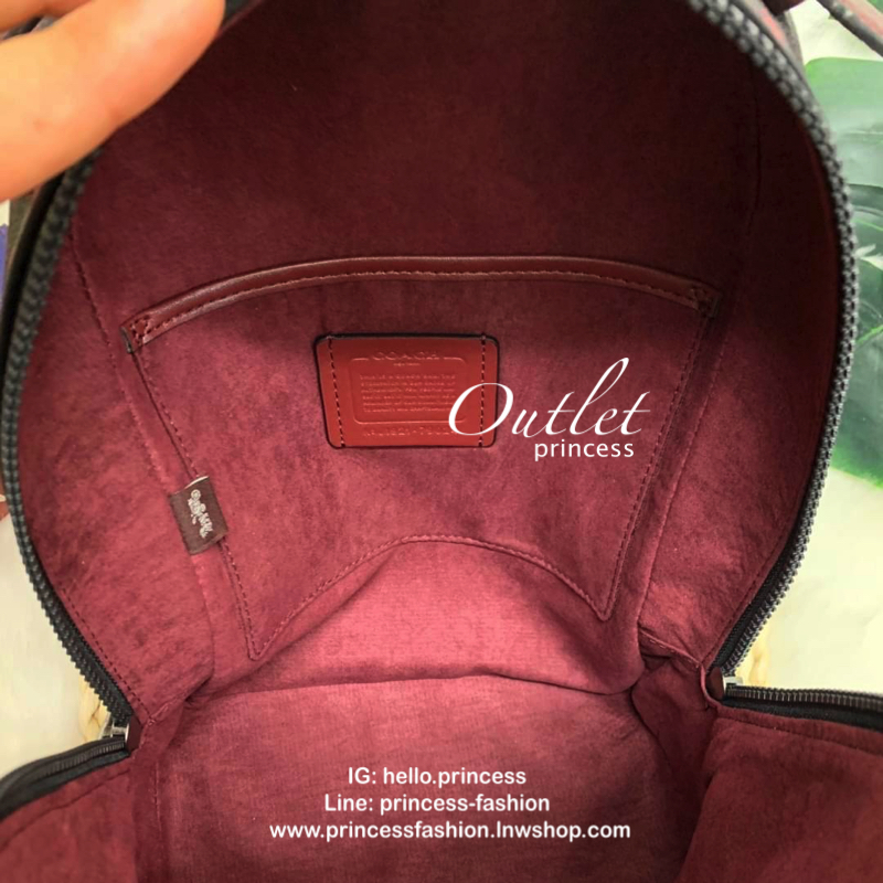 COACH BACKPACK WITH HORSE AND CARRIAGE PRINT AND HEARTS กระเป๋าสะพายหลัง วัสดุ pvc+หนังแท้ ตัวกระเป๋าลายแบรนด์ทั้งใบ ด้านหน้ามีรูปหัวใจโดดเด่นค่ะ พร้อมช่องซิปสำหรับใส่มือถือหรือของจุกจิก เปิดปิดกระเป๋าแบบซิปคู่ ภายในโล่ง ใส่ของจำเป็นได้ครบเลยนะคะ พร้อมช่อ