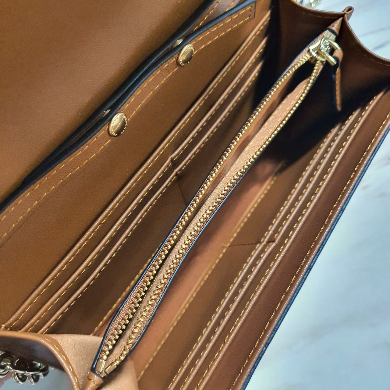 พรีเมี่ยมกิ๊ฟแท้ 100% 】BURBERRY CROSSBODY BAG กระเป๋าสะพายพรีเมี่ยมกิ๊ฟรุ่นใหม่ล่าสุด Limited จาก BURBERRY Perfume DutyFree วัสดุทำจากหนังสลับผ้าลายแบรนด์ เปิดปิดด้วยกระดุมแม่เหล็ก