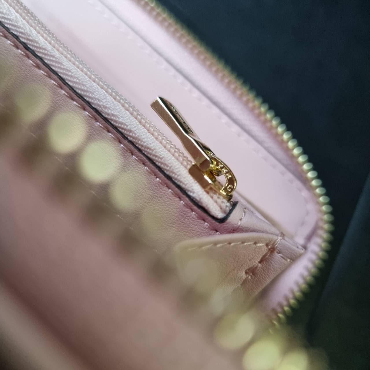 COACH F54630 ACCORDION ZIP WALLET IN SIGNATURE COATED CANVAS WITH LEATHER STRIPE กระเป๋าสตางค์ใบยาวรุ่นคลาสสิค คัดสีขายดีมาให้กันเลยจ้า ♥️ วัสดุหนังแคนวาสเคลือบลาย เปิด-ปิดด้วยซิปรอบ รูดใช้งานง่าย ใส่บัตรได้ มีช่องซิปใส่เหรียญ ใส่มือถือได้ พกใบนี้ใ