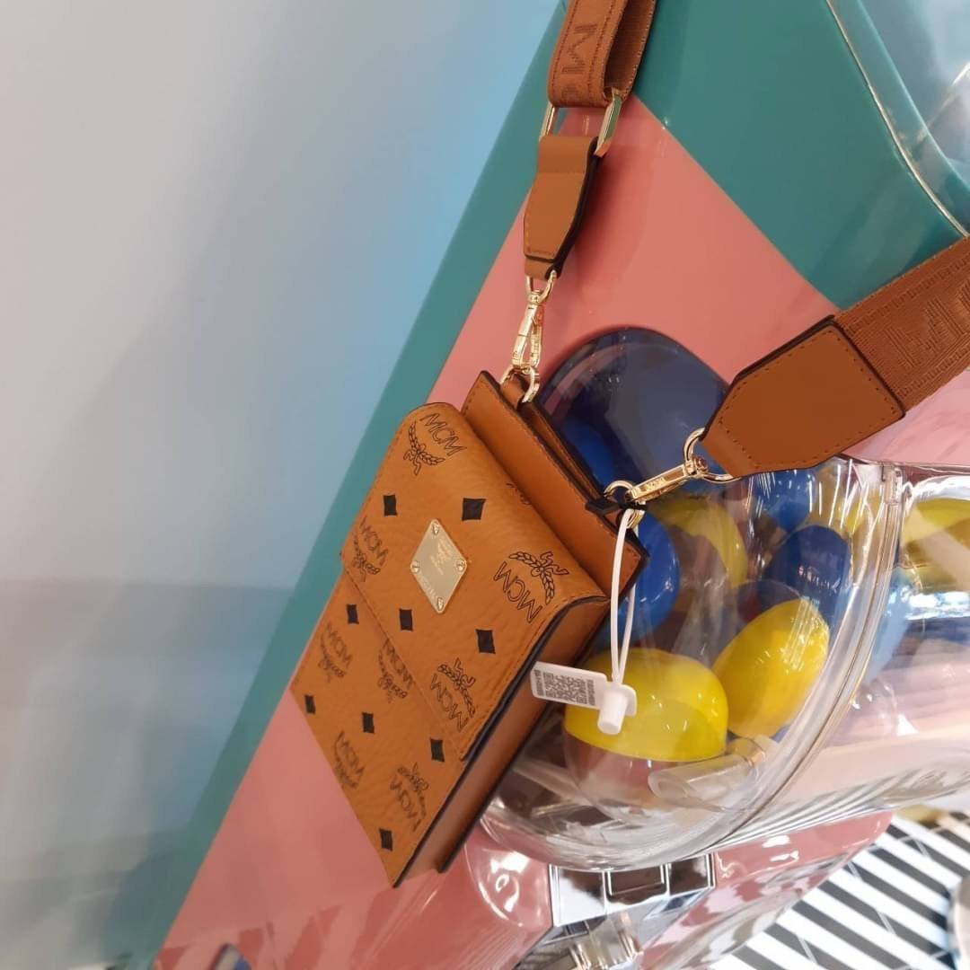 M.C.M CROSSBODY PHONE CASE กระเป๋าอะไรเอ่ยฮิตกันทั่วบ้านทั่วเมือง!!?? กระเป๋าใส่โทรศัพท์ไงจ้ะ!! เดินไปไหนใครก็ใช้ เพราะทุกคนต้องการความสะดวก ใบนี้ตอบโจทย์ไปเล้ย!!