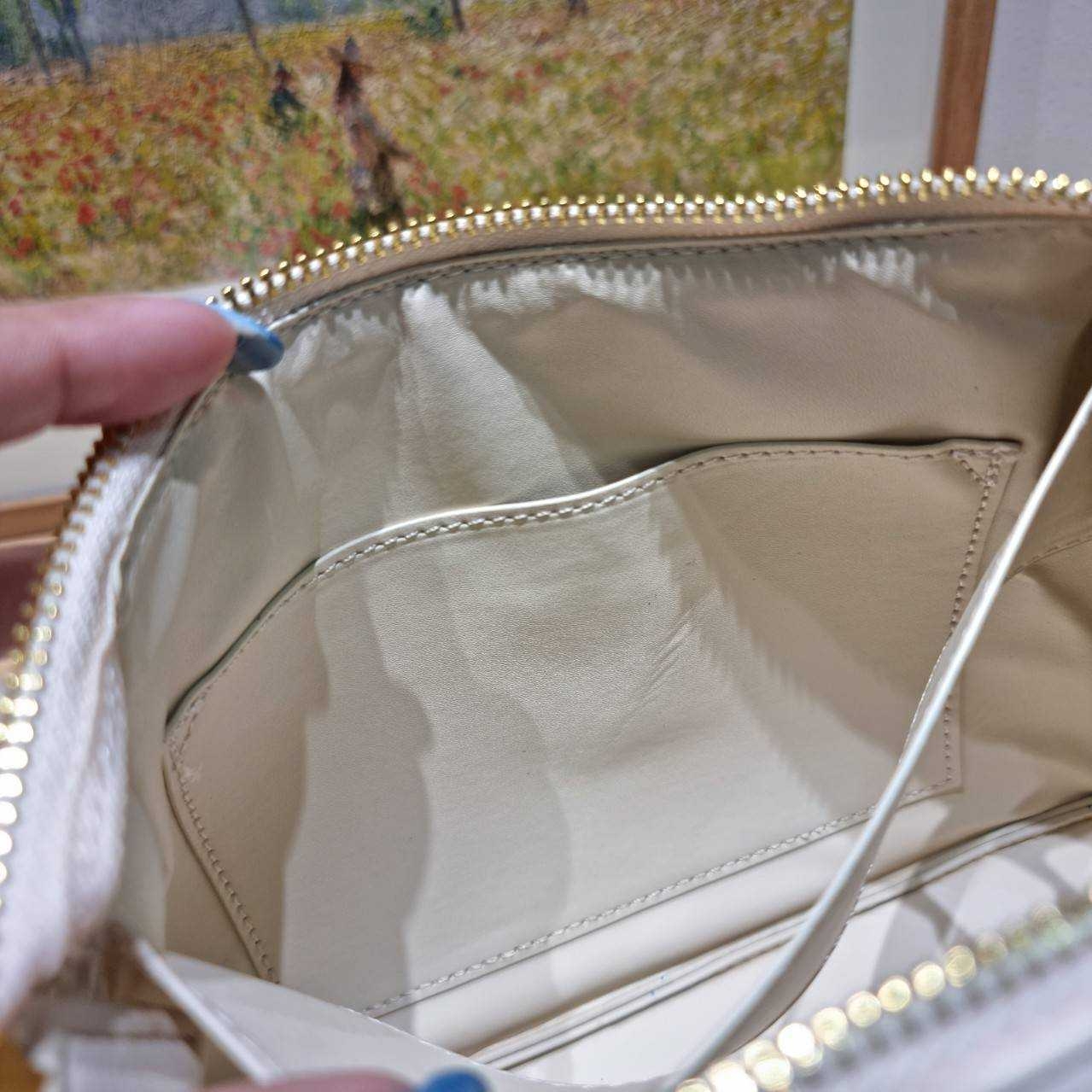 PRADA MEDIUM LEATHER HANDBAG กระเป๋าสะพายไหล่ดีไซน์เก๋และมาแรงมาก สาวๆหนุ่มๆติดแกลมต้องไม่พลาด สวยดูแพง เกรดวีไอพี ไฮเอน 1:1 ใช้งานต่างประเทศได้