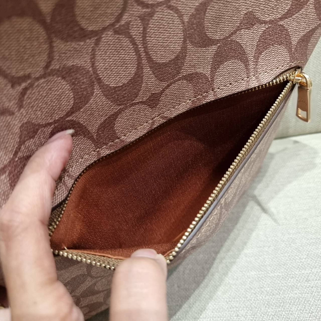 COACH C5641 VAL DUFFLE IN SIGNATURE CANVAS WITH STRIPE ใหม่ล่าสุด กระเป๋าทรงดัฟเฟิล คอลเลคชั่นยอดฮิต สวยโดดเด่น ทรงกระเป๋าไม่ซ้ำใคร แถมยังใส่ของได้จุใจไปอีก วัสดุหนังแคนวาสคุณภาพดี สลับหนังแท้ ด้านหลังมีช่องซิป กระเป๋ามีช่องซิปหลัก ภายในโล่งกว้าง สายสะพาย