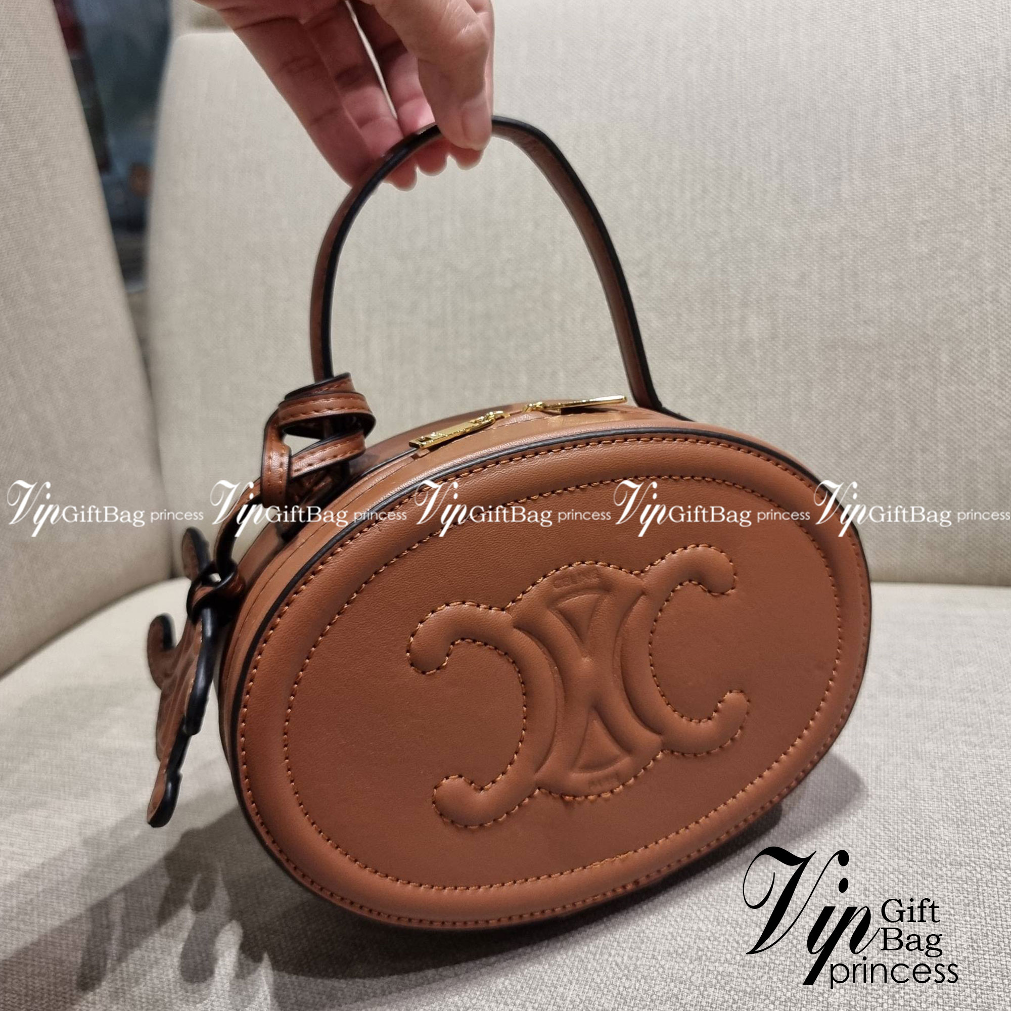 VIP 🥂 CELINE OVAL MINAUDIERE CUIR TRIOMPHE น้องน่ารักม้ากกกก!! น่ารักตะโกนไปเลย!! กับกระเป๋าทรง oval รุ่นแรร์ไอเท็ม ที่หายาก และ sold out ไปหลายรอบ!! น้องใบกะทัดรัด สำหรับสาวๆที่ชอบพกพกของแบบง่ายๆ ให้ชีวิตไม่ยุ่งยาก คล้องแขนใช้งานเก๋ๆ วัสดุหนังสัง