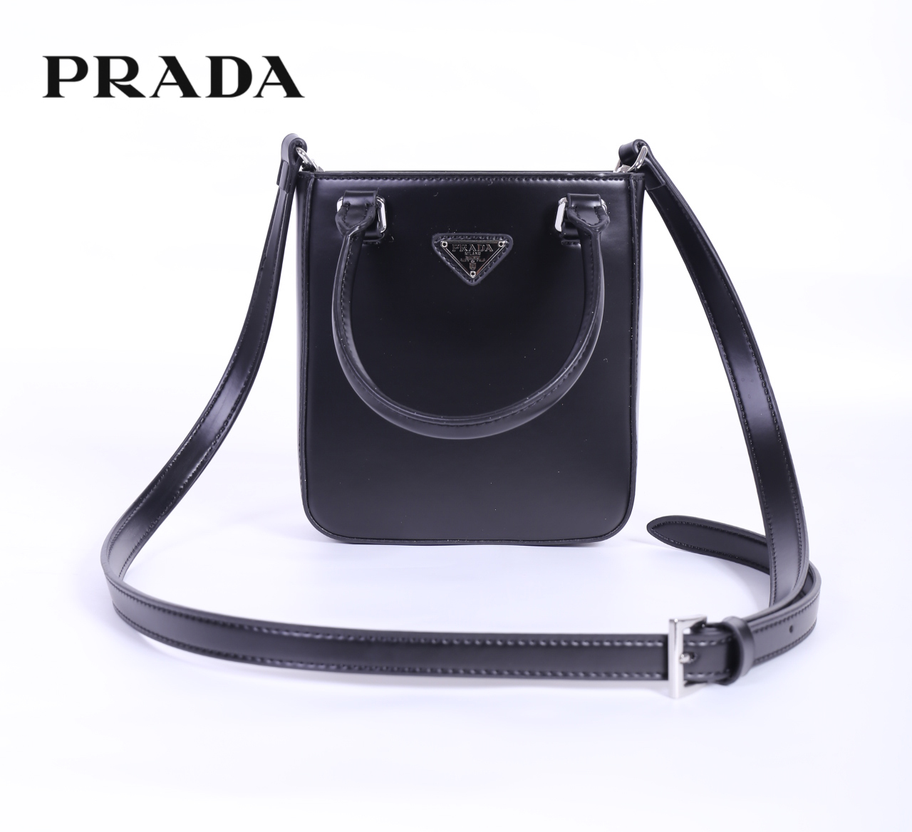 PRADA Small brushed leather tote กระเป๋าTote ขนาดเล็กที่มีดีไซน์ทรงเหลี่ยมโฉบเฉี่ยว วัสดุจากหนังเงาซึ่งเป็นวัสดุที่โดดเด่นของแบรนด์มาตั้งแต่ยุค 90'