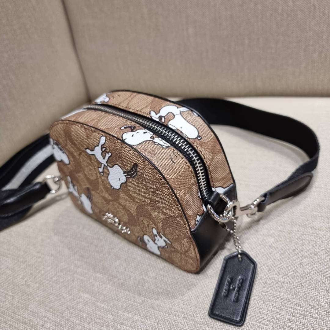 COACH C4590 COACH x PEANUTS MINI SERENA CROSSBODY IN SIGNATURE CANVAS WITH SNOOPY PRINT มาจ้าแม่ มาหนักๆอีกแล้ว กับคอลเลคชั่นที่ขายดี ขายหมด ไม่เคยพอจะขาย!! มินิเซเรนาคอลแลบกับสนูปพีแบบลงตัวที่สุด วัสดุหนังแคนวาสเคลือบลาย เปิด-ปิดด้วยซิป สะดวกใช้ ภายในเป็