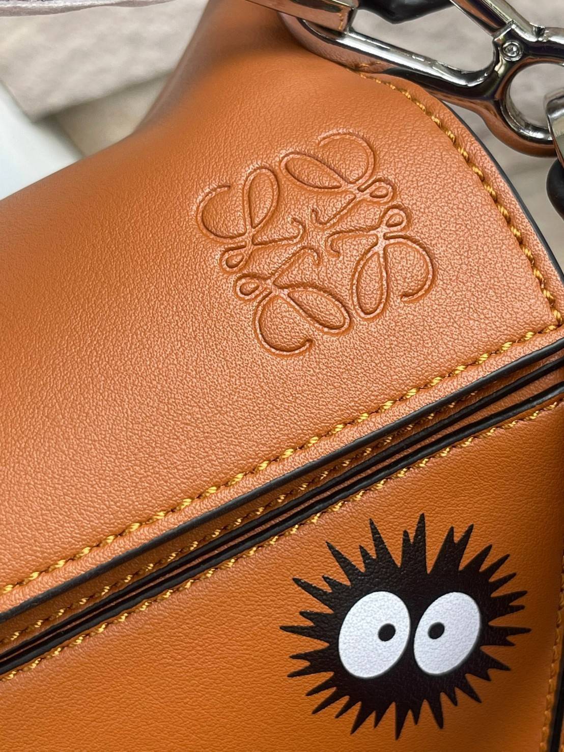 Loewe X My Neighbor Totoro Puzzle bag การร่วมงานสุดคิวท์ที่น่าจับจอง สำหรับใครที่ชื่นชอบการ์ตูนแอนิเมชั่นญี่ปุ่นอย่าง My Neighbor Totoro การออกแบบคาแร็กเตอร์ที่ใครๆ ต่างก็บอกว่าน่ารัก ล่าสุดก็เป็นที่น่าตื่นเต้นอีกครั้ง เมื่อสตูติโอดังได้เปิดตัวการร่วมงานก