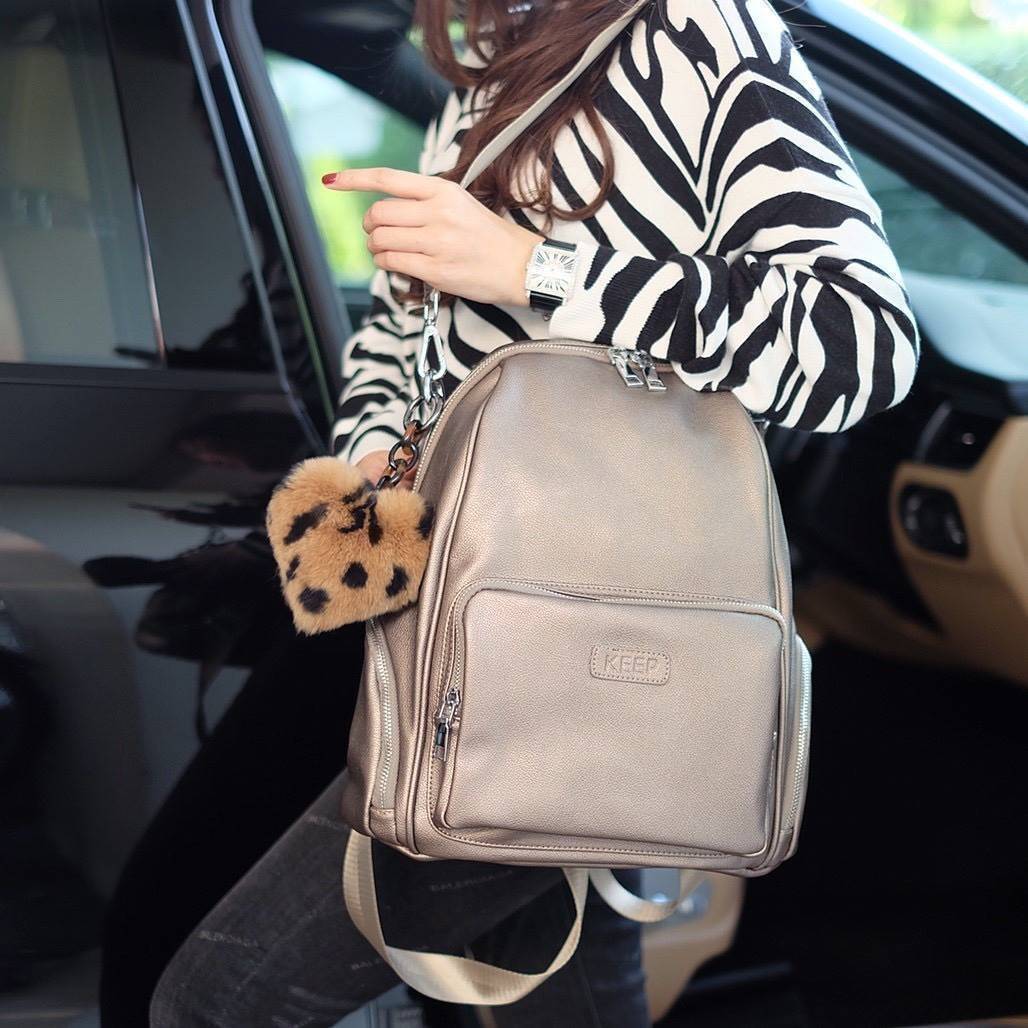 กระเป๋า ทรงน่ารัก มากๆๆๆ จากแบรนด์ KEEP รุ่น Misty backpack มาใหม่ หนัง Microfiber ผิวสัมผัสคล้ายหนังวัวแท้ เนื้อหนา นิ่มมือ พิเศษ!! เป้ใบนี้ มีสายสั้นหนังสำหรับสะพายไหล่ให้ด้วยคะ ใครชอบเป้สไตล์นี้ ห้ามพลาดเลยน๊า สวยจริง คอนเฟิร์มเลย