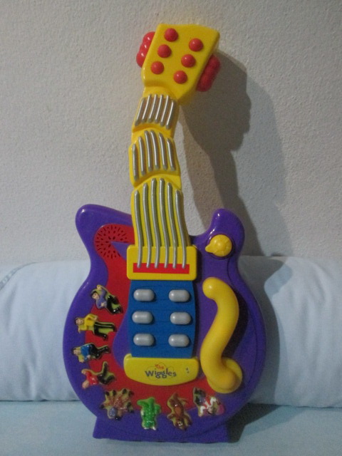 The Wiggles Wacky Wiggling Dancing Guitar ของเล่นมือสอง