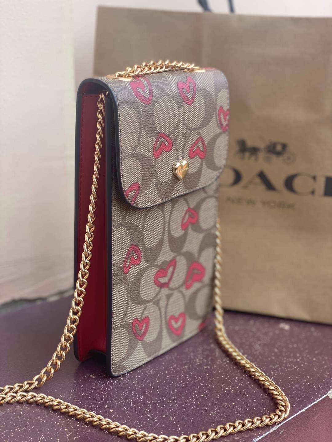 COACH PHONE CASE CROSSBODY BAG ((73486//76988//76357//39955//91046)) COACH NORTH/SOUTH CROSSBODY IN SIGNATURE CANVAS กระเป๋าใส่โทรศัพท์รุ่นนี้ มีความโดดเด่นทั้งดีไซน์และคุณสมบัติในการใช้งาน ด้วยลวดลายที่มีซิกเนเจอร์เป็นเอกลักษณ์แล้ว ด้านหลังยังมีช่องใส่กา