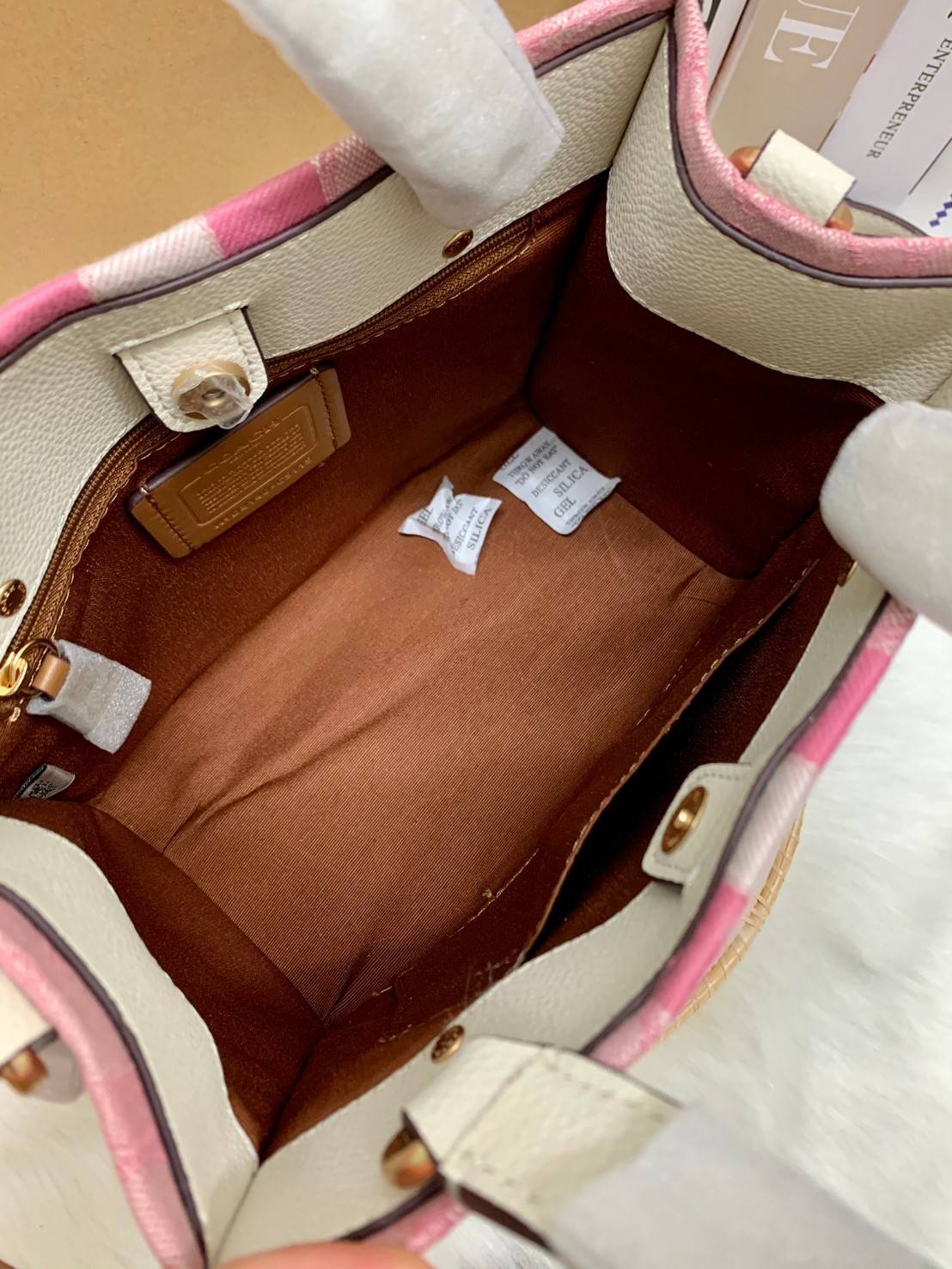 ใหม่ล่าสุด อดใจยังไงไหว💋 COACH Dempsey Field Tote 22 ((C5268//C5115)) พร้อมส่งความสวยที่ไทยค่ะ! กระเป๋าทรง Tote ขนาดพอเหมาะลำตัว พกพาง่ายสะดวกได้กับทุกๆวัน ด้านหน้าปั้มโลโก้แบรนด์ตัวใหญ่สวยค่ะ;เปิดปิดกระเป๋าแบบกระดุมแม่เหล็ก ภายในใส่กระเป๋าเงินใบย