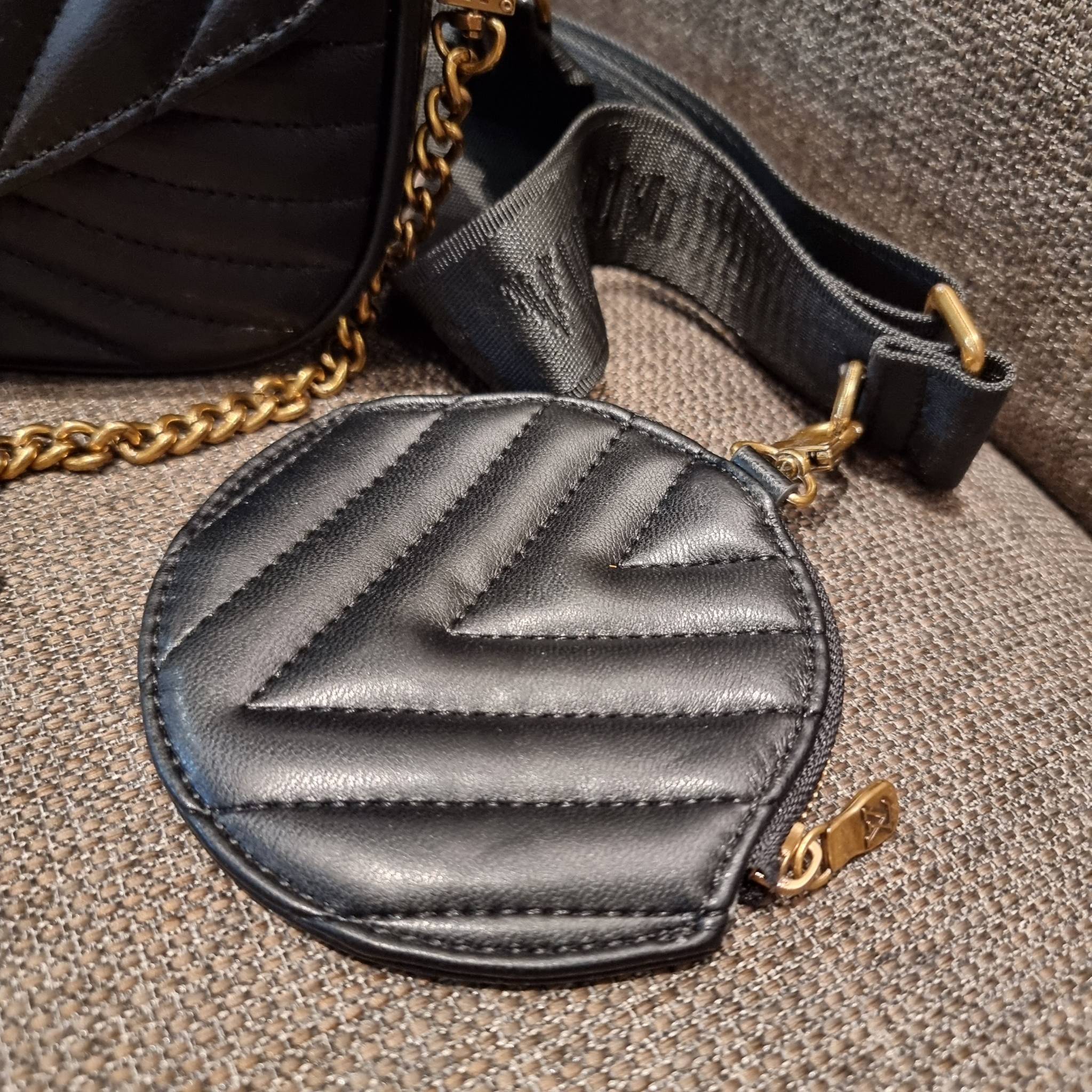 LV new wave pochette multi bag กระเป๋าสะพายมัลติฟังก์ชั่น สุดหรู มาพร้อม box set รับรองว่าดีงาม ลูกเล่นคลาสสิคผสานความวินเทจ มีสายสะพายให้ 2 เส้น และกระเป๋าใบลูก เล็กน่ารัก วัสดุหนังแท้ ภายในเป็นช่องโล่ง แบ่งสัดส่วนมีช่องย่อย ใบนี้ปรับใช้ได้หลายสไตล์ ลุคไ