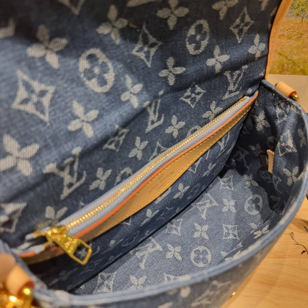 LV diane monogram denim bag กระเป๋ามัลติฟังก์ชั่น ดีไซน์ใหม่ ออกมาได้น่ารักน่าใช้มากๆ สียีนส์สวยมีเสน่ห์ มีสายมาให้ถึง 2 แบบ สายหนังคล้องไหล่ได้ ปรับสะพายข้างได้ และสายสปอร์ตครอสบอดี้ได้