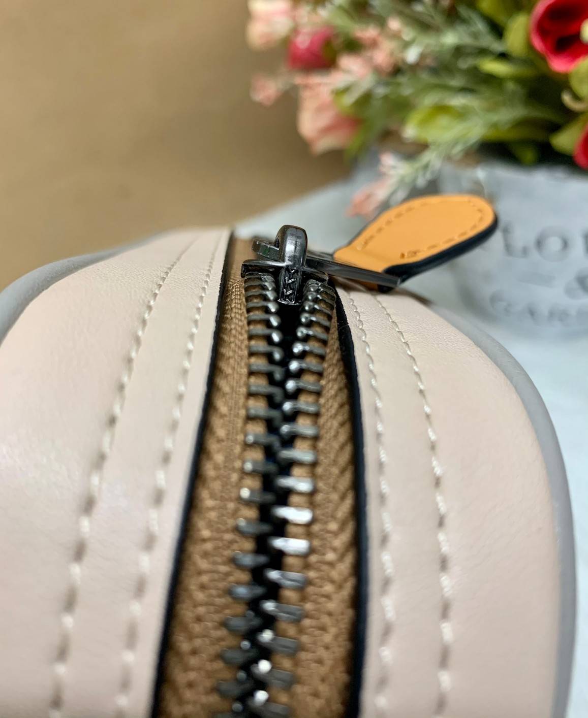 COACH ACADEMY CROSSBODY IN SIGNATURE WITH VARSITY ZIPPER ((768, 960)) พร้อมส่งที่ไทยอีกครั้ง! ได้ไปหลงรักแน่นอนค่ะ😘 กระเป๋าสะพายครอสบอดี้ร์ของคุณผู้ชาย((สาวหล่อใช้ก็สวยทีเดียว)) หนังแท้อย่างดี หนังนิ่มมือดีค่ะ