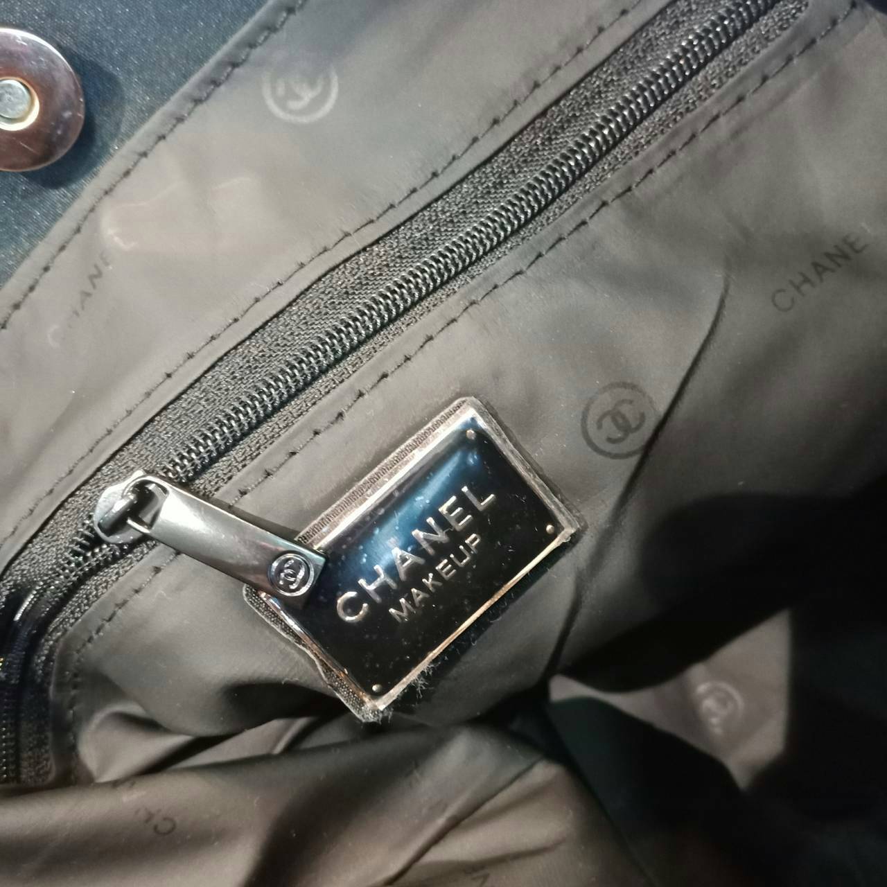 New Arrival !! กระเป๋าทรง nylon bucket style จับจีบน่ารัก ของแท้จากงาน vip gift เคาเตอร์แบรนด์ chanel ตัวกระเป๋าทรงจากไนล่อน กันน้ำทั้งใบ อะไหล่ทองปั้มแบรนด์ ด้านหน้าปักเลื่อม CC สุดหรู ด้านในจุของได้เยอะ บุผ้าปั้มแบรนด์พร้อมช่องซิปอีกหนึ่งช่อง ใส่ ipad m