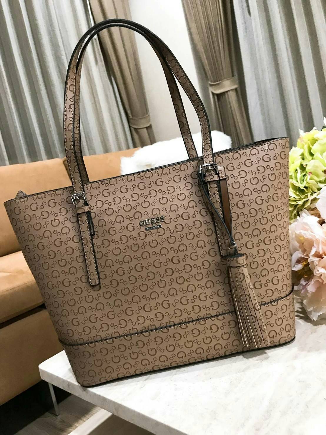 GUESS SINGNATURE SHOPPER BAG (SIZE L) กระเป๋าสะพายรุ่นใหม่ล่าสุดจาก GUESS FACTORY หนังสวยอยู่ทรงปั้มลาย Singnature Brand รอบใบ ด้านหน้าประดับโลโก้แบรนด์ ด้านหลังมีช่องใส่ของ หูหิ้วสะพายไหล่ได้สามารถเลื่อนปรับระดับได้ พร้อมประดับพู่หนังห้อยที่หูกระเป๋าดูมี