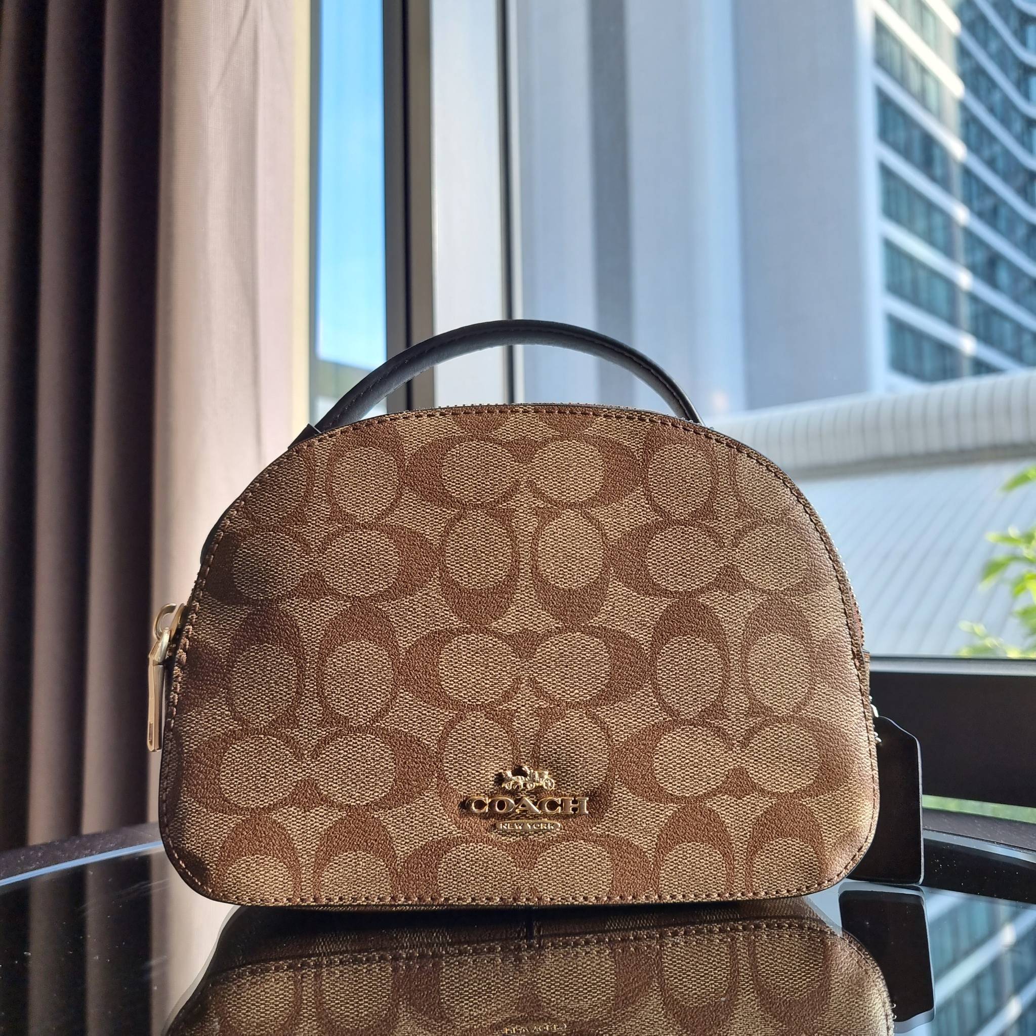 OUTLET 】COACH 1591 SERENA SATCHEL IN SIGNATURE CANVAS กระเป๋าสะพายคอลเลคชั่นยอดฮิต ดีไซน์ลุคผู้ดี ต้องยกให้น้องใบนี้เลย!! จัดสีขายดี สีลุคคุณหนูมาให้ สวยตาแตก!! วัสดุหนังแคนวาส เปิด-ปิดด้วยซิป 2 ช่องหลัก ภายในเป็นช่องโล่ง เก็บของได้แบบสบายๆ ใส่มือถือได้ทุ