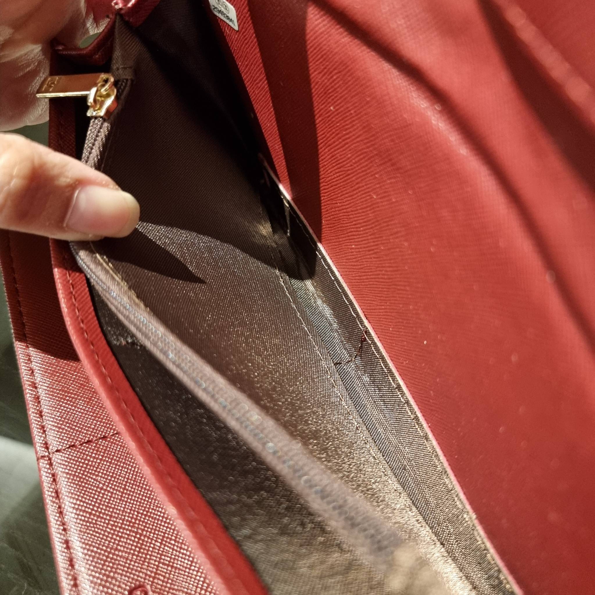 VIP 】กระเป๋าสตางค์ใบยาวรุ่นฝาพับที่ถามหากันมากที่สุด!! สวยรับทรัพย์จาก Chanel วัสดุหนังลายคาร์เวีย ลุคผู้ดีที่สุด เปิด-ปิดด้วยกระดุมแม่เหล็ก ภายในกระเป๋ามีช่องใส่บัตรได้เยอะ ใส่ธนบัตร ใส่เหรียญได้ มีช่องซิปแยกอีกหนึ่งช่อง ดีไซน์เรียบหรูดูคลาสสิค!! สาวๆห้า