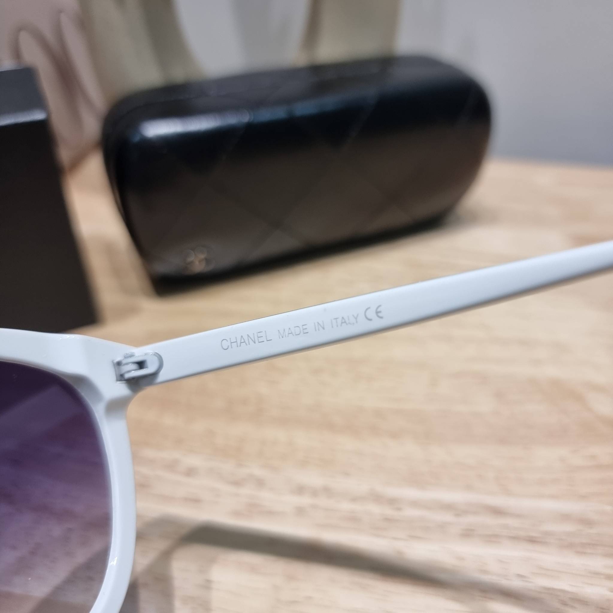 Chanel eye-glasses UV protection gift Box set สุดคุ้ม มาพร้อมอุปกรณ์ครบเซ็ท ดีไซน์ชิคมากแม่!! รับรองไม่ซ้ำใคร ใส่เสริมโหงวเฮ้ง ดูผู้ดี มีพกติดตัวไว้ไม่ตกเทรนด์ ใช้ได้ทุกโอกาส ทุกสถานการณ์ ใส่ที่บ้านถนอมสายตา