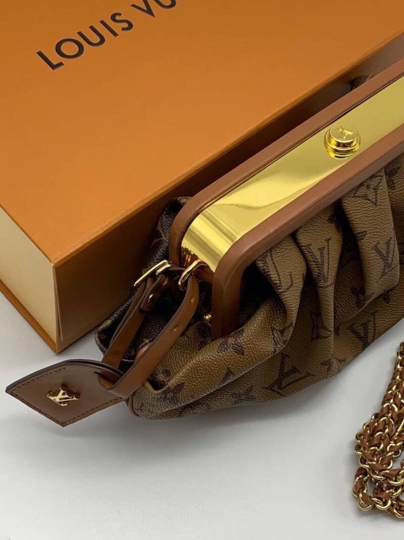 VIP GIFT 】หนังแท้ LOUIS VUITTON Boursicot EW Monogram Canvas กระเป๋าที่ดูโดดเด่นที่สุดในแฟชั่นโชว์ Louis Vuitton Spring-Summer 2020 กระเป๋า Boursicot ใบนี้เป็นการออกแบบสไตล์ Vintage-Inspired ที่ไม่ซ้ำใคร กระเป๋าทำจากผ้าแคนวาสลายโมโนแกรมที่เป็นเอกลักษณ์ของ