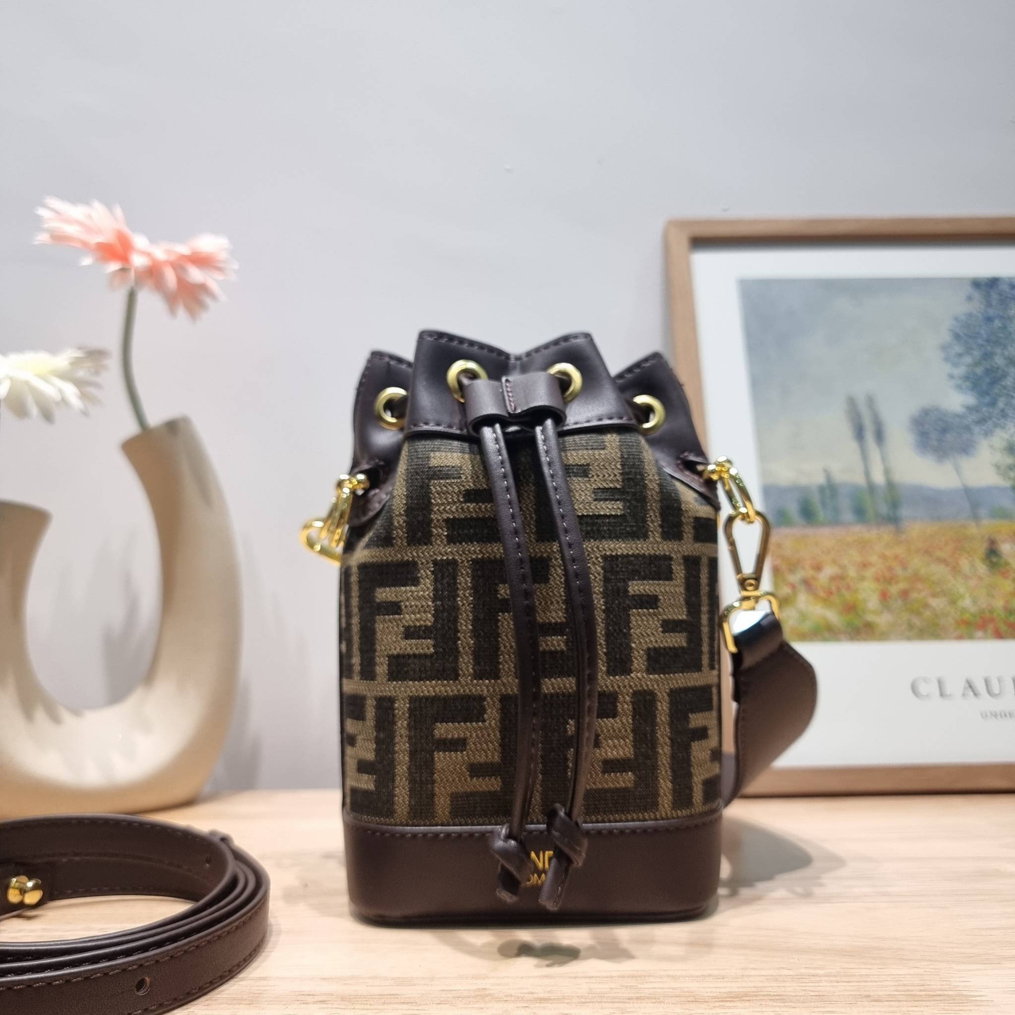 FENDI MINI BUCKET BAG / Fendi Mon Tresor Mini Brown Bag กระเป๋าสะพายทรงขนมจีบยอดฮิต ไซส์มินิ ที่น่ารักน่าใช้มาก ดีไซน์สวยอยู่ทรง วัสดุผ้าแคนวาสสลับหนังแท้ ดีเทลห่วงคล้องอะไหล่สวยหรู มาพร้อมสายสั้นคบ้องแขน และสายครอสบอดี้สำหรับสะพายข้าง สลับใช้ได้ไม่จำเจ ภ