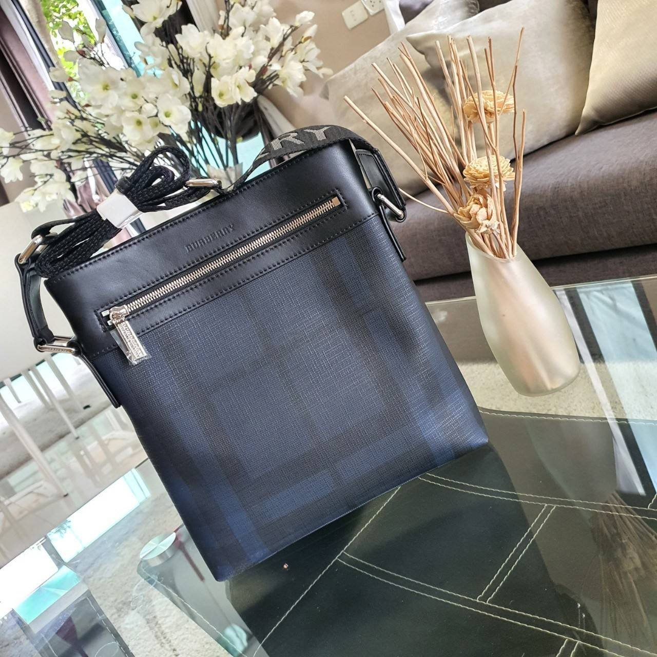 พร้อมเป็นของขวัญ มอบให้คุณผู้ชายแล้วค่ะ สำหรับ BURBERRY CROSSBODY VINTAGE BAG VIP GIFT WITH PURCHASE (GWP) พรีเมี่ยมกิ๊ฟ Limited Edition จากBURBERRY วัสดุหนังโทนสีสุภาพ คลาสสิก ตกแต่งด้วยซิปสะดวกใช้ด้านหน้า ช่องหลักเปิดปิดด้วยซิปยาวด้านบน พร้อมช่องซิปอีกห