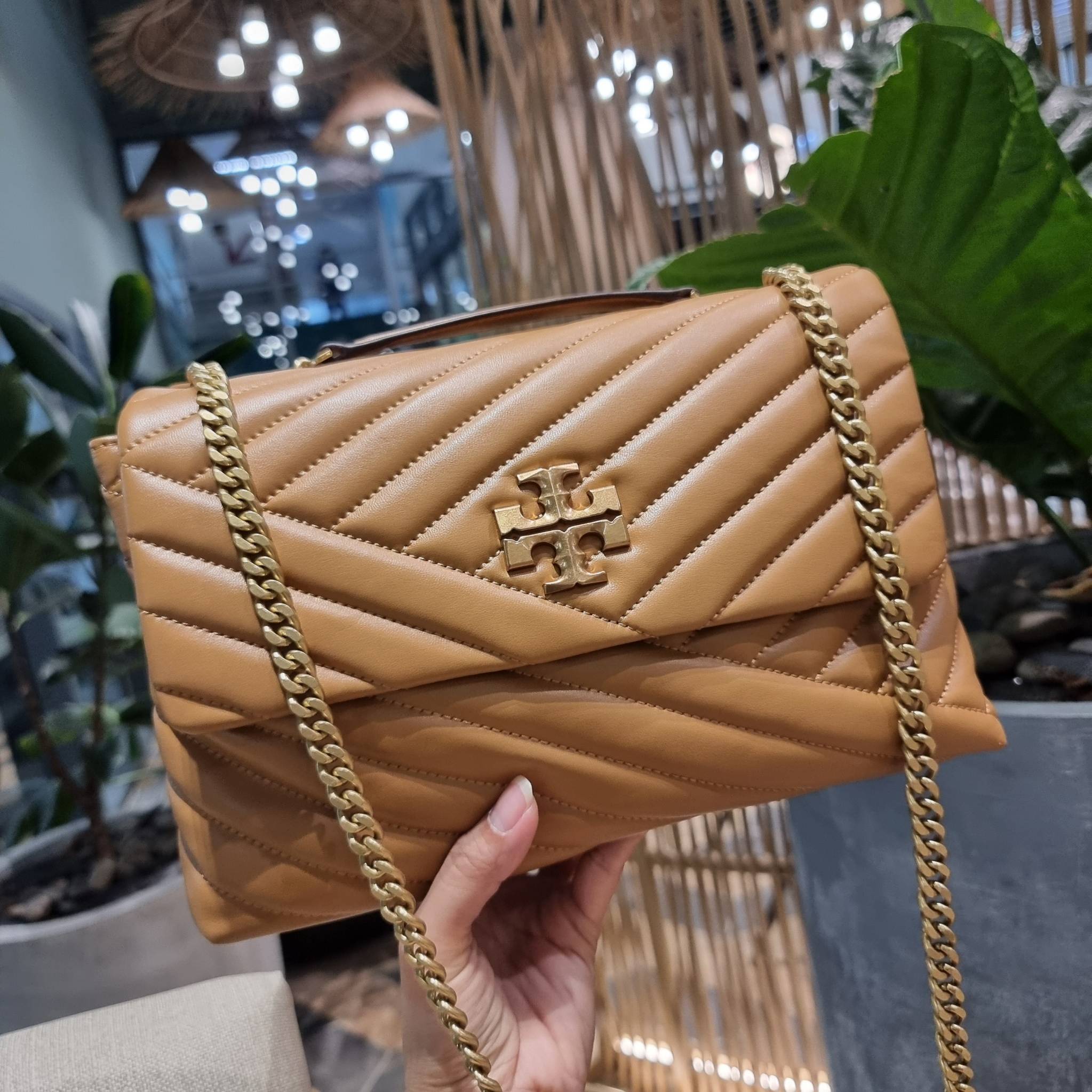 TORY BURCH KIRA CHEVRON CONVERTIBLE SHOULDER BAG กระเป๋าสะพายรุ่นยอดฮิต ไซส์ใหญ่จัดเต็มให้เน้นๆ ใช้ยังไงก็ดูหรู ดีไซน์เฉพาะตัว วัสดุหนังแกะ สัมผัสนิ่ม เปิด-ปิดด้วยกระดุมแม่เหล็ก ภายในเป็นช่องโล่ง แบ่งสัดส่วนไว้ดีมากๆ ใส่กระเป๋าสตางค์ มือถือ เครื่องสำอางค์