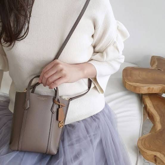 TORY BURCH MINI PERRY TOTE / TORY TOTE BAG / TORY BAG พร้อมส่ง 3 สี กระเป๋าแบบมินิมอลในรูปทรงใหม่ที่คล่องตัว ใส่มือถือได้ทุกรุ่น