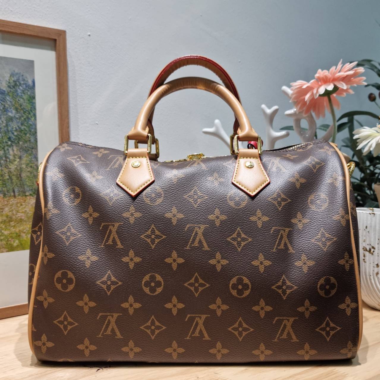 LV speedy soft 30 crafty bag กระเป๋าทรงหมอน รุ่นท็อปฮิต กับดีไซน์ใหม่ต้อนรับฤดูกาลท่องเที่ยว โดดเด่นด้วยการตกแต่งลายพิมพ์ซิกเนเจอร์ และป้ายแท็กหนังสุดเก๋