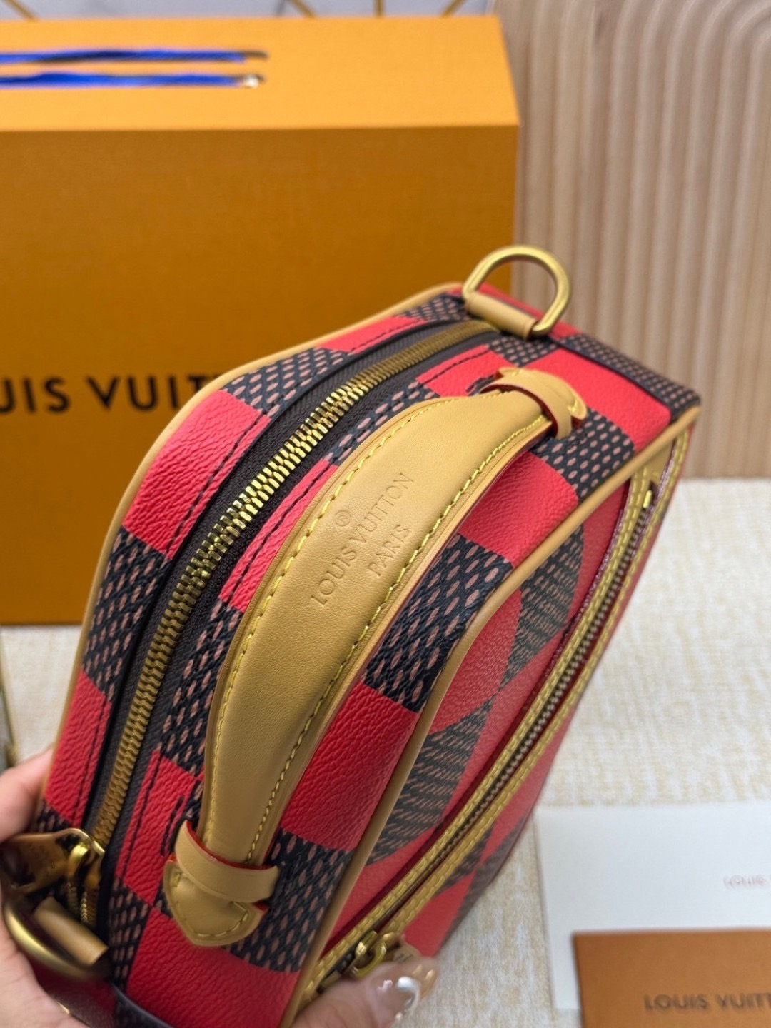 LV Chess Messenger Bag Jaune Mat / Green / Red / Blue กระเป๋าสะพายแมสเซนเจอร์ทรงเหลี่ยมรุ่นใหม่ ลายตารางหมากรุก Damier เอกลักษณ์ของความหรู โทนสีสดใสมีชีวิตชีวา ปรับลุคปัง กับการมาของความไฮคลาสรูปแบบใหม่ สุดไอโคนิค
