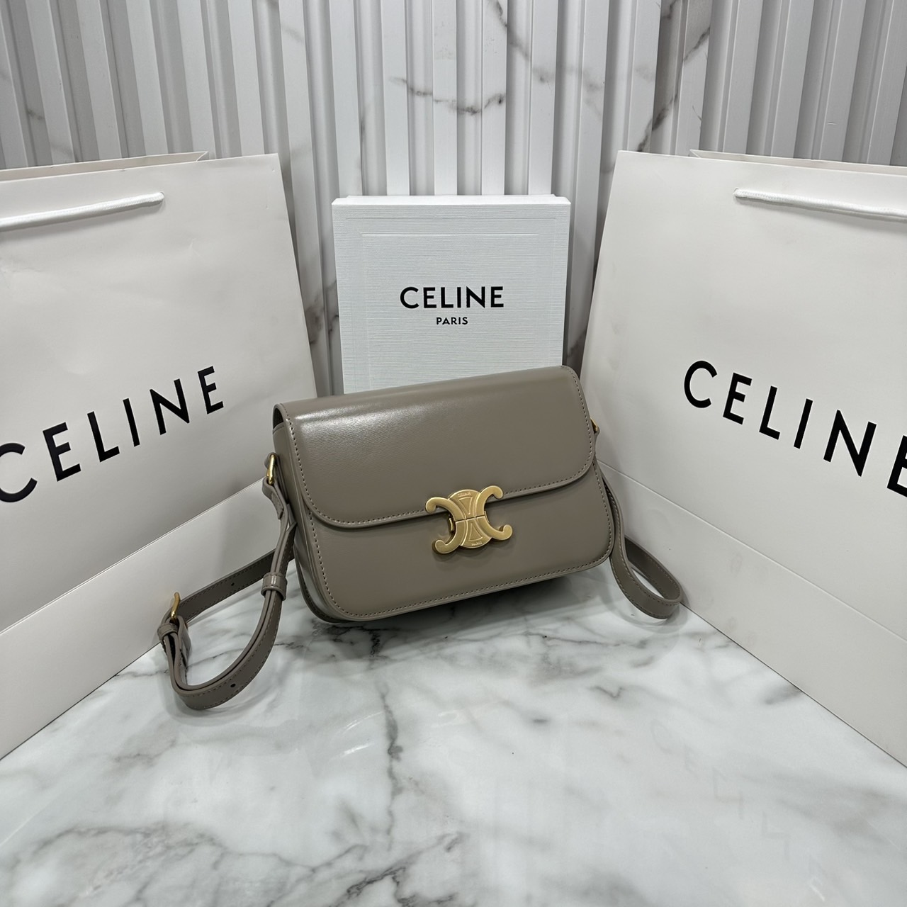 ORI หนังแท้ | 9" CELINE CLASSIQUE TRIOMPHE bag in natural leather กระเป๋าสะพายรุ่นยอดนิยม ด้วยรูปทรงสี่เหลี่ยมผืนผ้า ดีไซน์คล่องตัวถ่ายทอดให้เห็นถึงแก่นแท้ของสไตล์