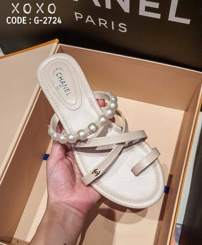 Chanel Sandels with Pearl แตะ สวม ชิคๆ วัสดุหนัง PU สวมโป้งคาดครอสเอ็กซ์ ด้านบนแต่งไข่มุกสวยละมุน พร้อมติดอะไหล่โลโก้แบรนด์