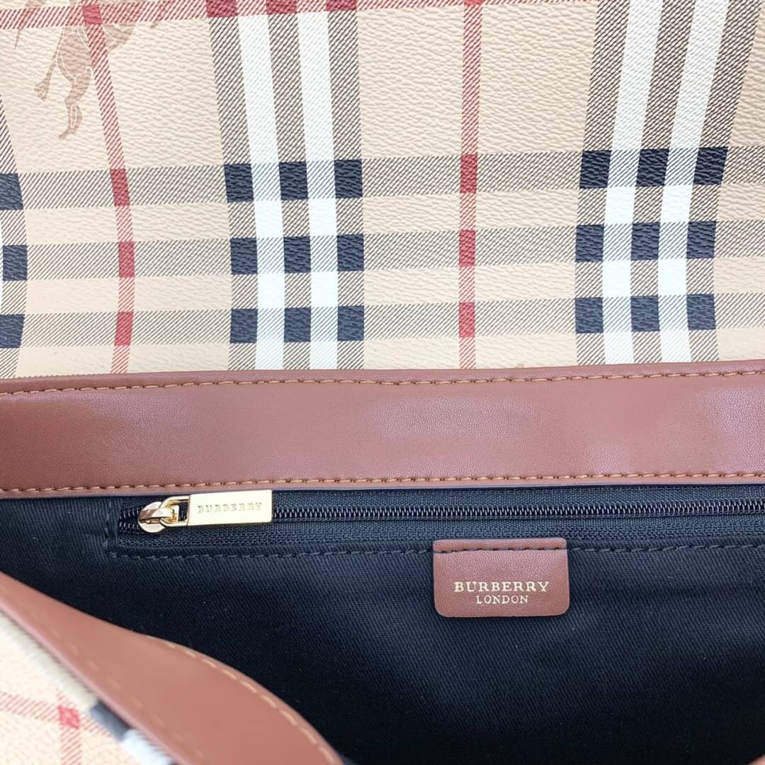 พรีเมี่ยมกิ๊ฟแท้ 💯% 】BURBERRY VINTAGE BAG VIP GIFT WITH PURCHASE (GWP) พรีเมี่ยมกิ๊ฟ Limited Edition จากBURBERRY วัสดุหนังPVC สวยอยู่ทรง ตัดด้วยสายหนังสีน้ำตาลเข้ม