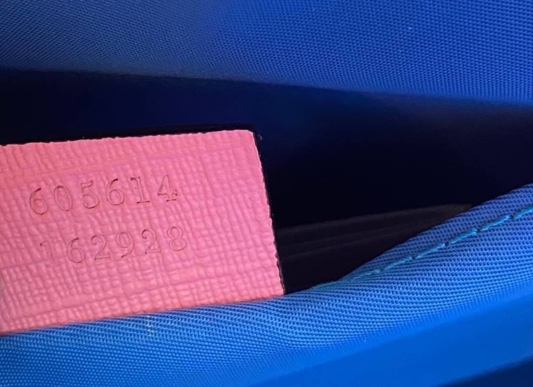 Ori GUCCI Children's tote bag GG kids ที่สุดของความน่ารัก ลิมิเต็ดแบบไม่มีเอาท์ สาวๆสายหวานไม่ควรพลาดด้วยประการทั้งปวงเลยค่าา หนังแท้เกรดดีที่สุด พิมพ์ลายแบรนด์รอบใบเทคเจอร์สวยอยู่ทรง ภายในมีโลโก้กว้างและจุสุดๆใส่สัมภาระได้เยอะ ภาพถ่ายจ