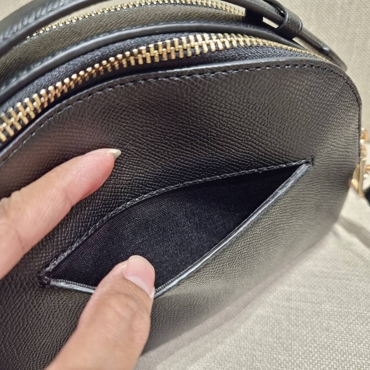 COACH 1589 SERENA SATCHEL กระเป๋าสะพายคอลเลคชั่นยอดฮิต ดีไซน์ลุคผู้ดี ต้องยกให้น้องใบนี้เลย!! จัดสีคุณหนูมาให้ สวยตาแตก!! วัสดุหนัง crossgrain ทนทาน เปิด-ปิดด้วยซิป 2 ช่องหลัก ภายในเป็นช่องโล่ง เก็บของได้แบบสบายๆ ใส่มือถือได้ทุกรุ่น สามารถหยิบไปแมทช์ได้ง่