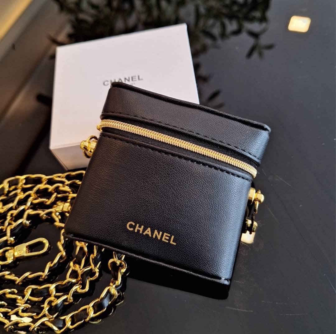 กระเป๋าสะพายข้างใบจิ๋ว งานปุ้กปิ้กน่ารัก CHANEL VIP BAG แบรนด์ดัง ตัวกระเป๋าหนังนิ่ม อยู่ทรง เปิดปิดด้วยซิปรอบ ด้านหน้าสกรีนโลโก้แบรนด์สีทอง