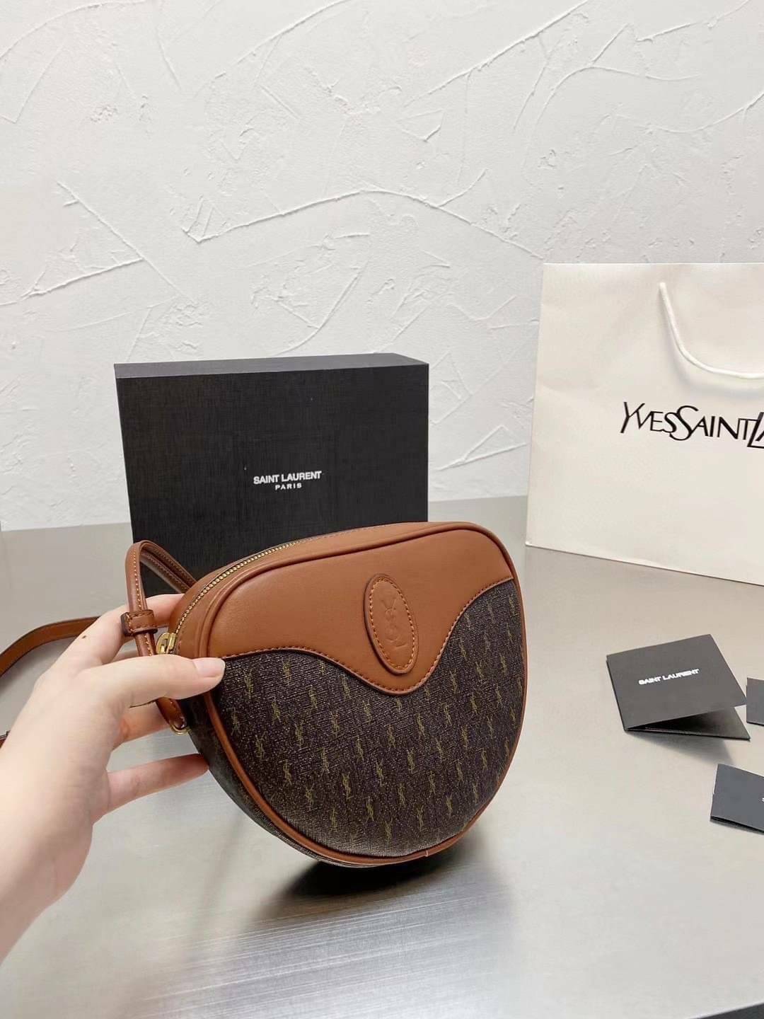 2021 SAINT LAURENT LE MONOGRAMME CŒUR bag / YSL Le Monogramme Crossbody Bag - Brown กระเป๋าสะพายสไตล์วินเทจ โทนสีผู้ดี ภายในโล่งจะสะพายไหล่ Crossbody ก็ดูดี สินค้ามาพร้อมถุงผ้าและกล่องแบรนด์ พร้อมส่งที่ไทยราคาสุดคุ้ม สาวก YSL ห้ามพลาด!