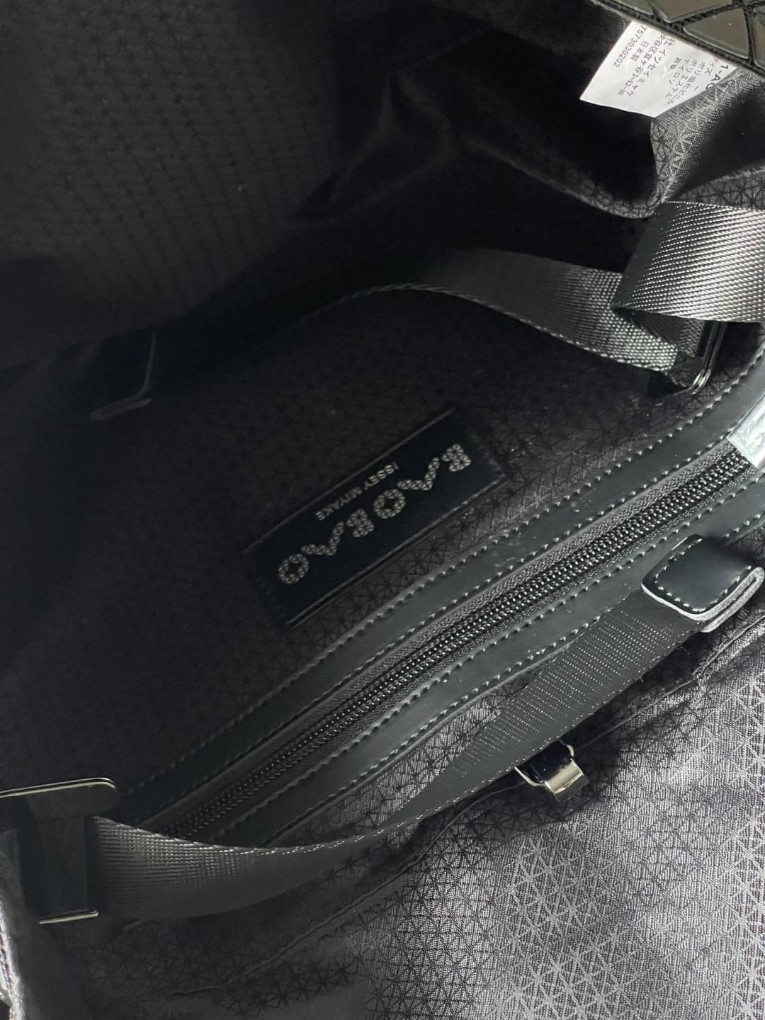 Baobao Issey Miyake Prism Sac ชาวมินิมอลทั้งชายและหญิงต้องถูกใจรุ่นนี้ เพราะ Prism Sac เป็นกระเป๋าแบบ unisex ที่มาพร้อมกับความเรียบง่ายของวัสดุเนื้อแมตต์ แต่ให้ลุคสไตล์เท่แบบคูลๆ โดดเด่นด้วยดีไซน์ที่ออกแบบมาให้ใช้งานที่ง่าย ตอบโจทย์ทุกสถานการณ์ฝาพับแบบเปิ