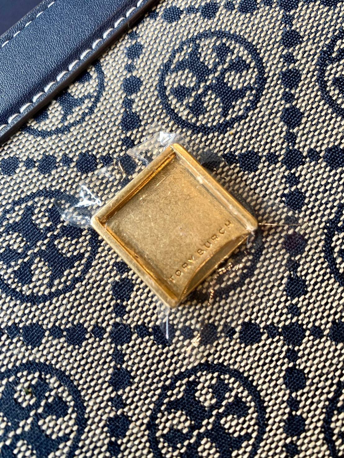 คุณภาพจัดเต็มกันเลยค่าา😘Tory Burch T Monogram Jacquard Shoulder Bag ห้ามพลาด! กระเป๋าสะพายแบบครอสบอดี้ร์ วัสดุJacquard+หนังแท้ชั้นดี ได้ลงตัวสวยงาม รูปแบบร่วมสมัยตามแบบฉบับแบรด์ได้ดีทีเดียวค่ะ! เปิดปิดกระเป๋าแบบอะไหล่แบรนด์ล็อคแม่เหล็ก