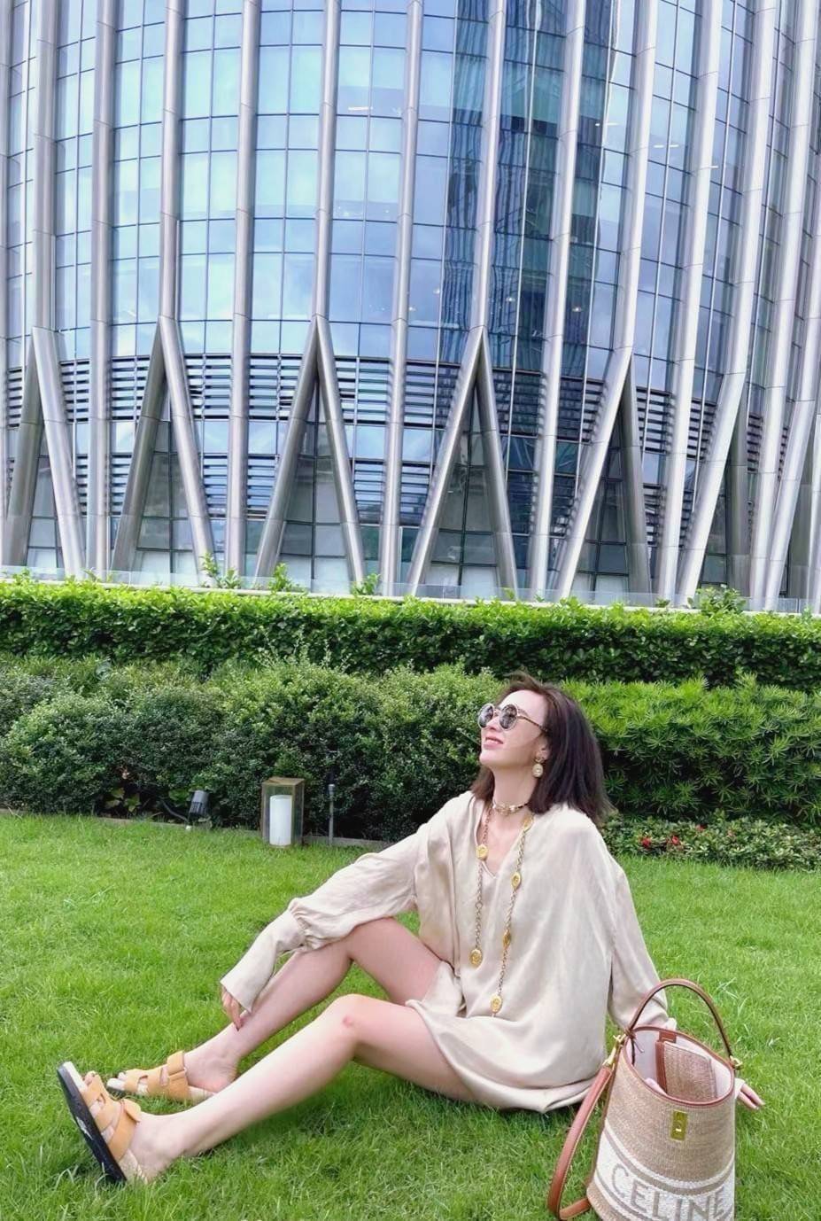 Celine Bucket Bag In Textile with Celine Logo สาว ๆ คนไหนกำลังมองหากระเป๋าสะพายที่สามารถจุของได้แบบกำลังพอดี เราขอแนะนำเป็นใบนี้เลยค่ะ เพราะมีขนาดที่ไม่เล็กและไม่ใหญ่จนเกินไป ให้ความคล่องตัวสูง มีฐานกว้างสามารถใช้สะพายไหล่เมื่อต้องการออกงานทางการหรือจะสะพ