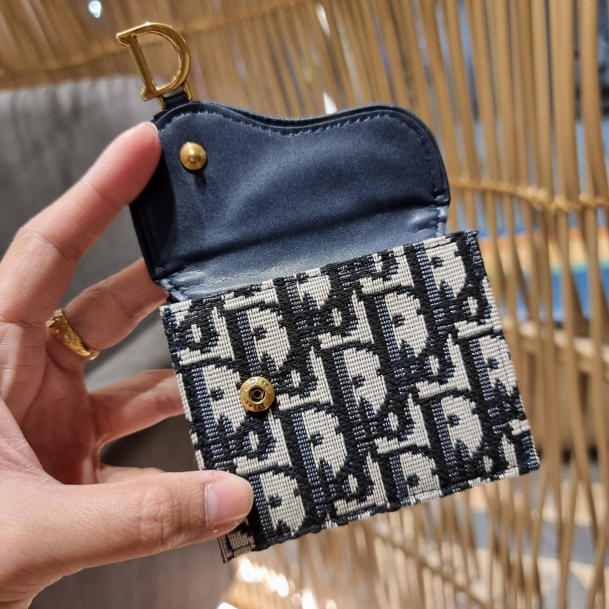 VIP 】CD MULTI WALLET WITH GWP กระเป๋าสตางค์ขนาดเหมาะมือ กะทัดรัดไม่กินพื้นที่ พรีเมี่ยมกิ๊ฟจากเคาน์เตอร์ ดีไซน์แบบพับ ใช้งานง่าย น่ารักน่าใช้จริงๆ วัสดุผ้าแคนวาสปักลาย สลับหนังแท้ภายใน ภายในมีช่องใส่บัตร ใส่ธนบัตรได้ สะดวกใช้มากๆ มาพร้อม box set ในราคาที่