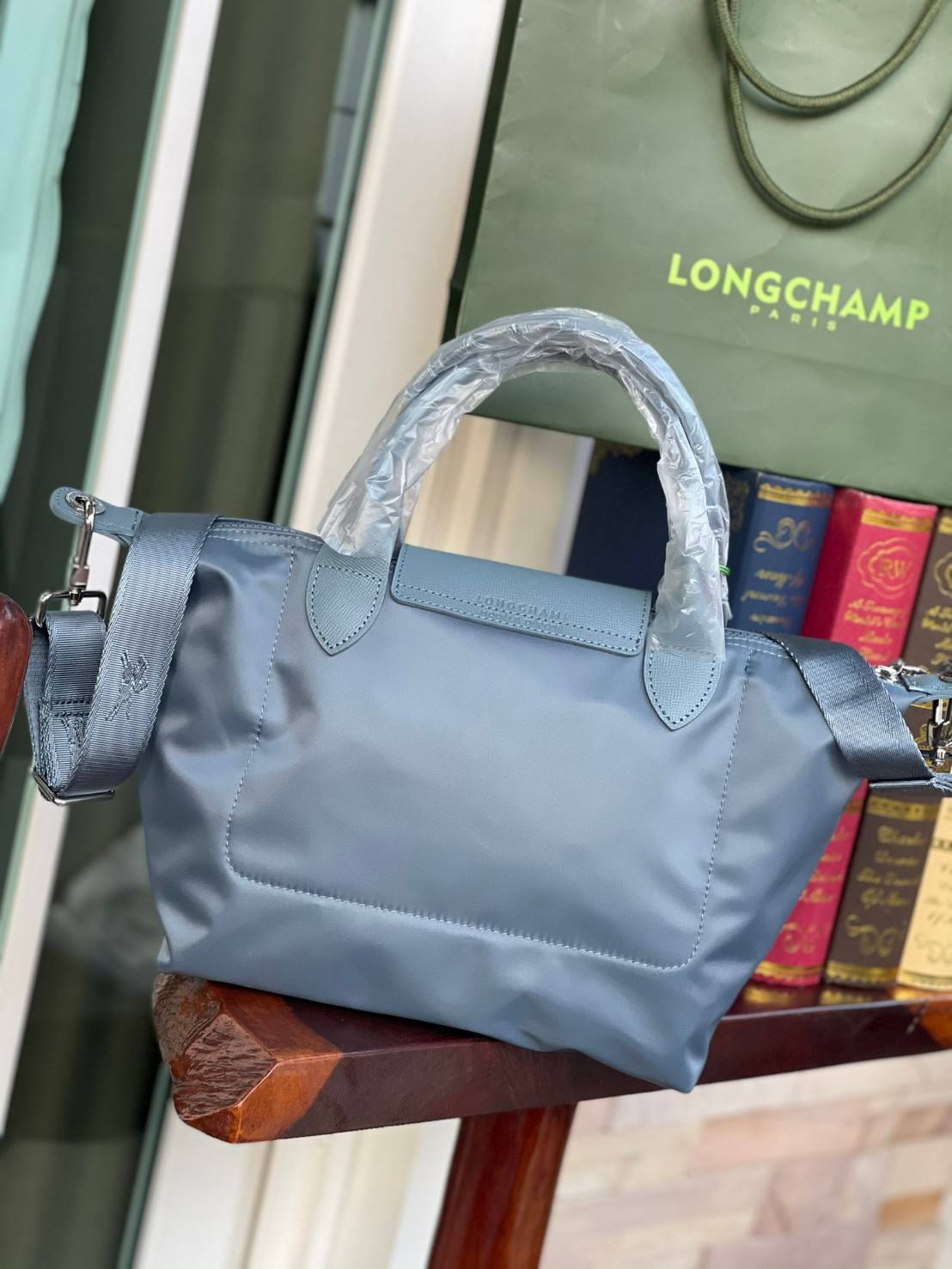 ของแท้ 💯% Longchamp LE PLIAGE NÉO TOP HANDLE BAG (small size) อีกหนึ่งรุ่นยอดนิยม ที่สาวๆ ต้องมีไว้เก็บไว้สักใบ กระเป๋าโท้ทใบนี้ มาพร้อมกับสีที่มีสไตล์เรียบง่าย