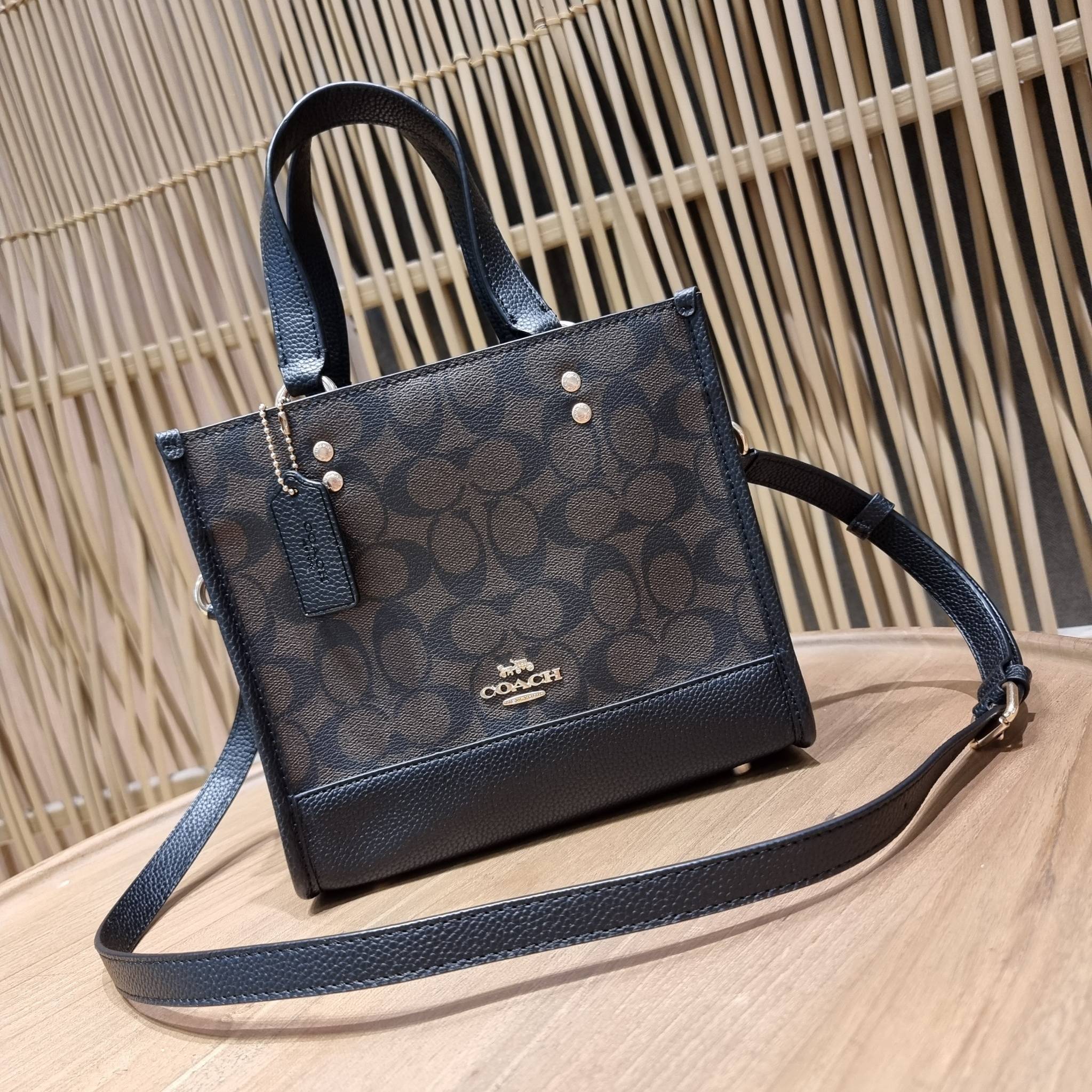 OUTLET 】COACH C5122 DEMPSEY TOTE 22 IN SIGNATURE CANVAS แรงดี กระหน่ำยอดสั่งซื้อมากจ้าแม่!! กระเป๋าทรงโท้ท 22 ที่ขนาดน่ารักน่าใช้มากๆ สาวๆถูกอกถูกใจกันนับไม่ถ้วน!! ฟังก์ชั่นการใช้งานสะดวกที่สุด มีทั้งสายคล้องในตัว และสายครอสบอดี้ ดีไซน์คลาสสิคเรียบหรู วัส