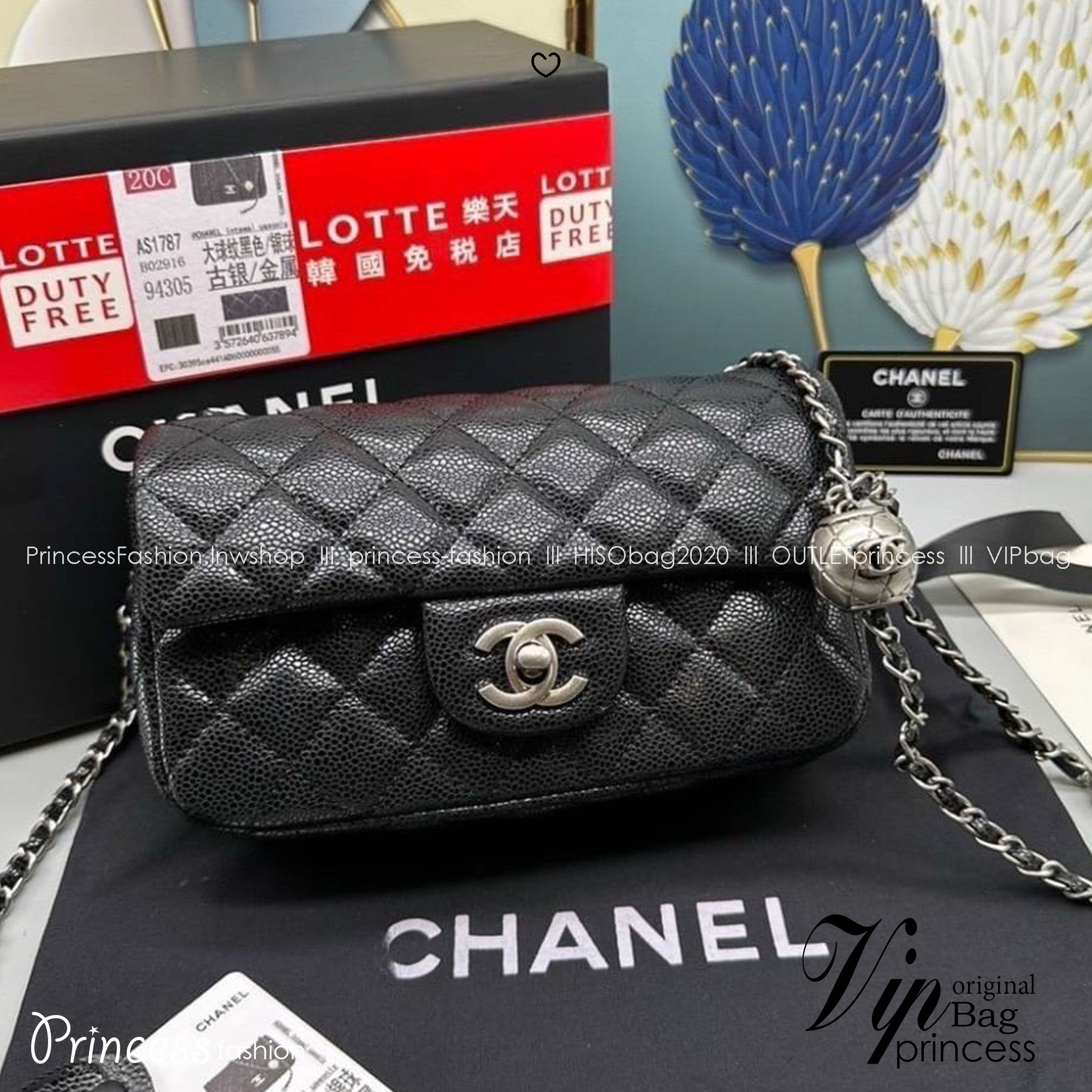 Chanel pearl crush mini flap bag กระเป๋าสะพายทรงคลาสสิก โดดเด่นด้วยอะไหล่ทรงมุกแต่งโลโก้แบรนด์ สวยหรู ดูแพง ผู้ดีมากๆ สะพายออกงานได้สวยๆเลย หรือจะสะพายไปทำงาน ไปเที่ยวก็เหมาะ จะซื้อเป็นของขวัญหรือใช้เอง ก็คุ้มค่าแน่นอนจ้า