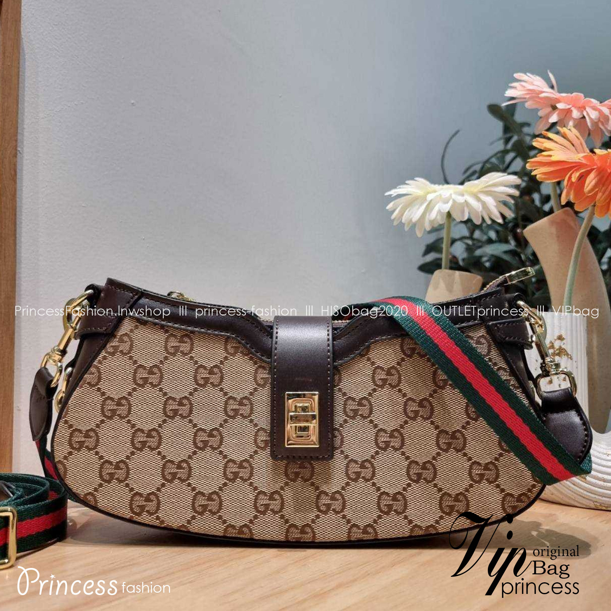 Gucci moon side mini shoulder bag สวยย้อนยุค y2k กำลังมาแรง กับอีกหนึ่งไอเท็มสุดจึ้ง ด้วยขนาดที่กำลังพอดี ดีไซน์คลาสสิคลัคชู ดูผู้ดี สวยแบบน้อยแต่มาก