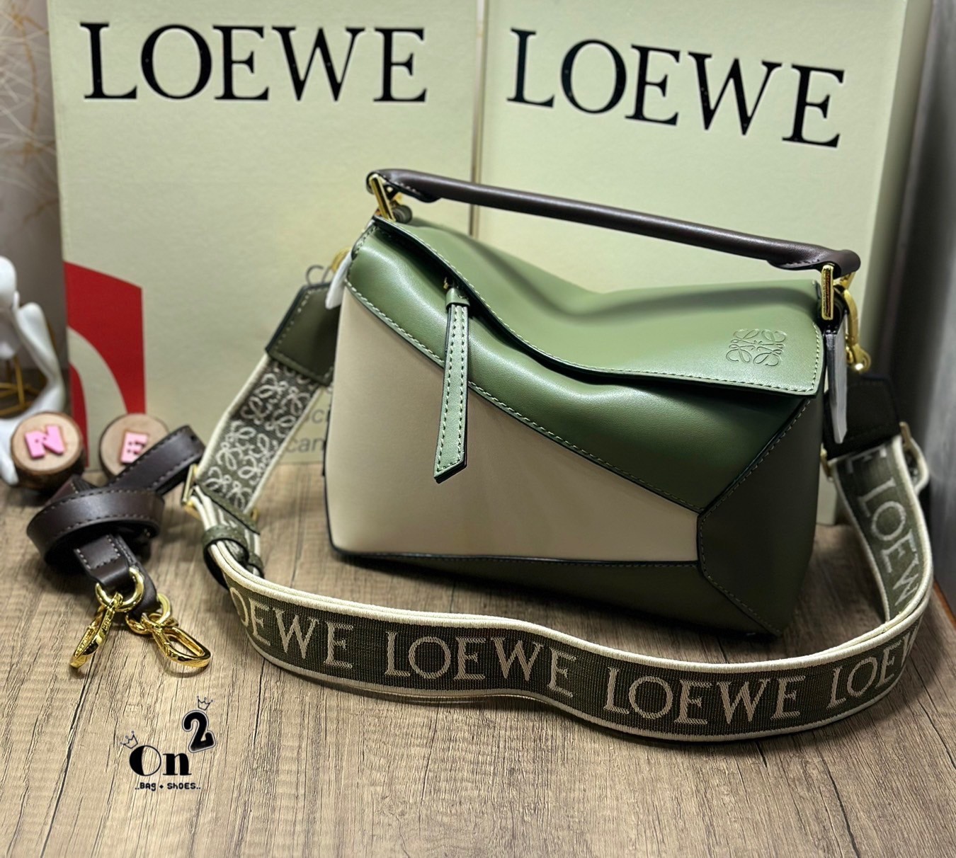 LOEWE Puzzle bag กระเป๋าสะพายแบรนด์หรู ทรงคล้ายลูกลักบี้ มาพร้อมสายยาวผ้าแจ็คการ์ด สวยงามมากค่ะ เกรดออริ ใช้งานต่างประเทศได้