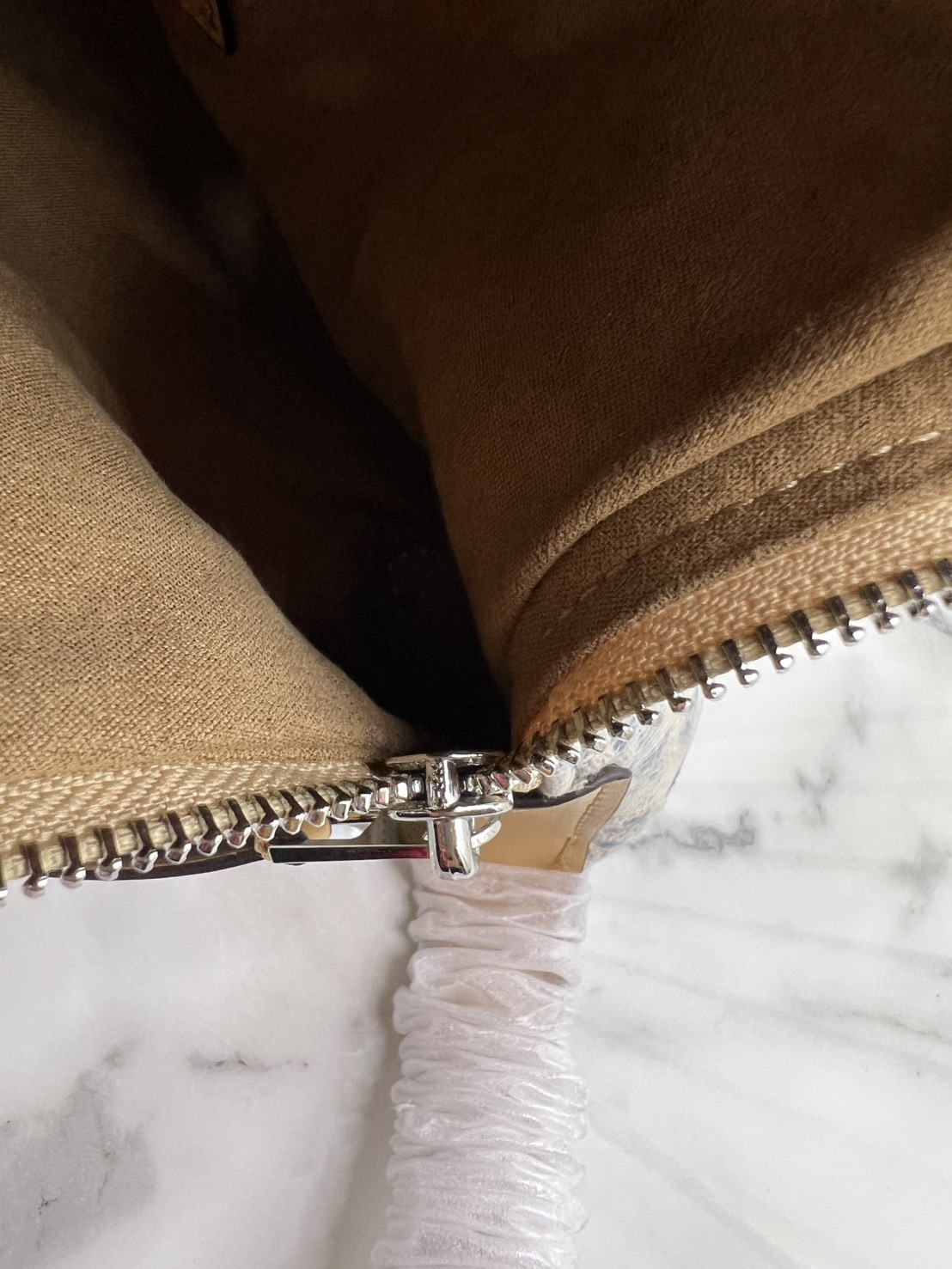 ORI หนังแท้ | Tory Burch T Monogram Balloon Bag 40cm กระเป๋าสะพายทรงโฮโบใบใหญ่ ถือหรือคล้องไหล่รูปทรงใหม่บอลลูนสวยหรูด้วยลายโมโนแกรมเต็มใบ ภายในโล่งกว้างจุของได้เยอะ คอลเลคชั่นใหม่มาแรง!